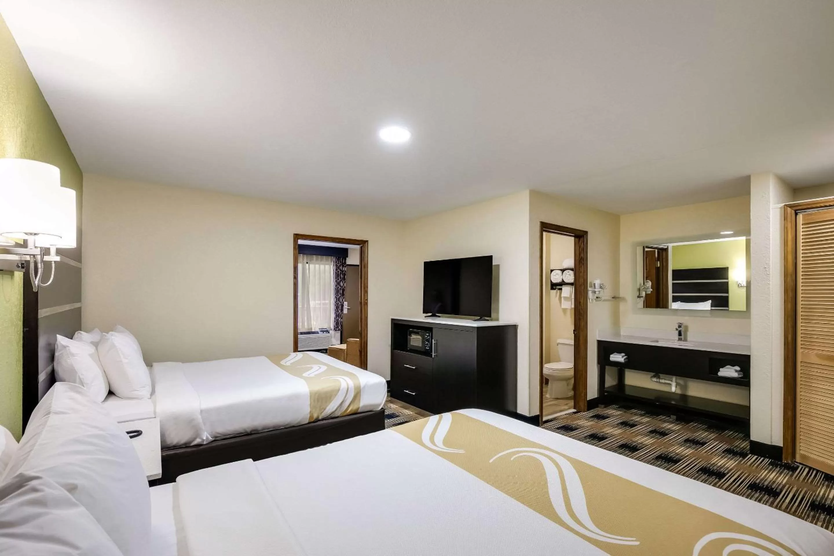 Queen Suite with Whirpool - Non-Smoking in Quality Inn & Suites Mount Chalet