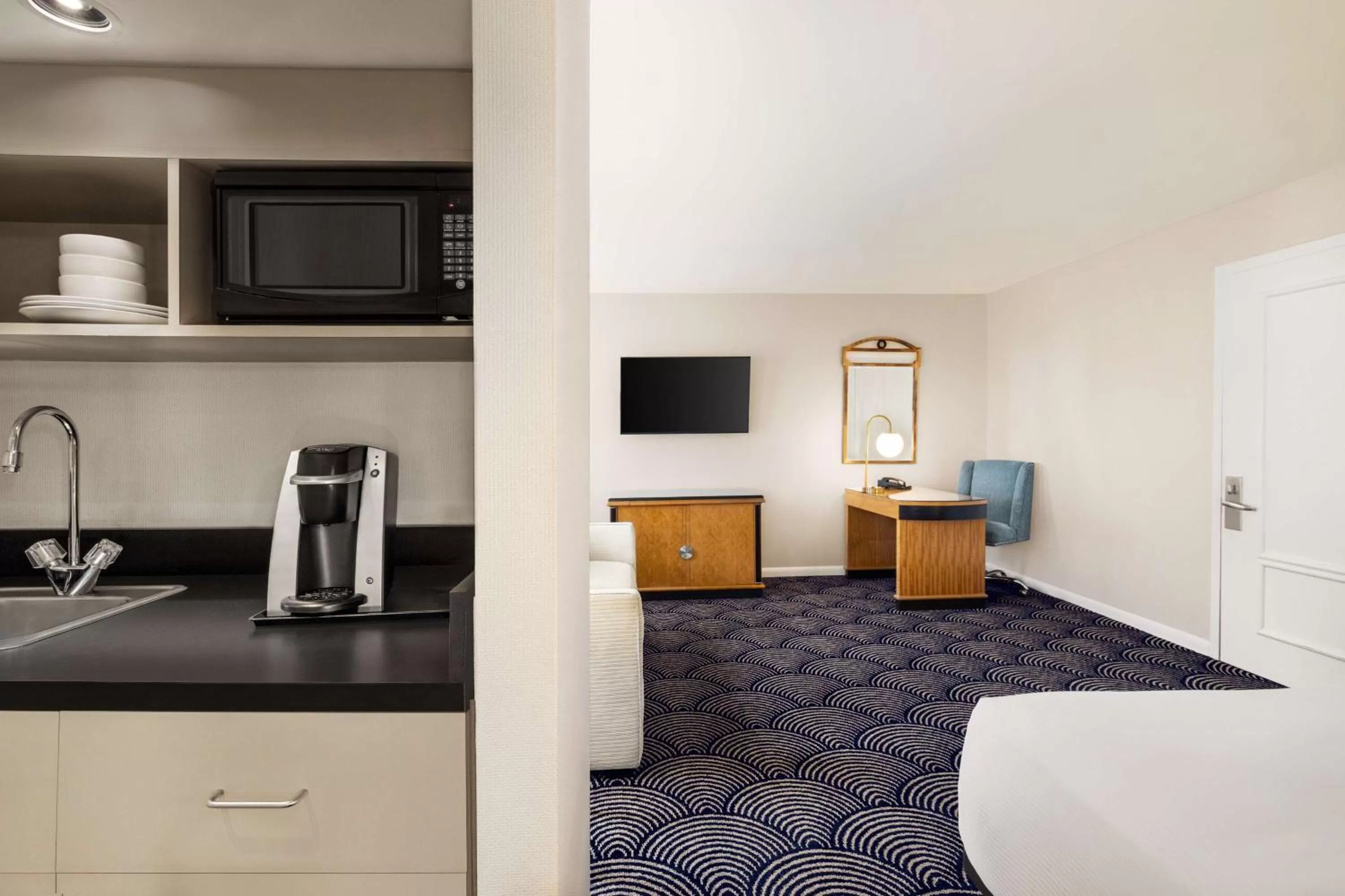 King Room with Kitchenette and Sofa Bed in Inn at Great Neck