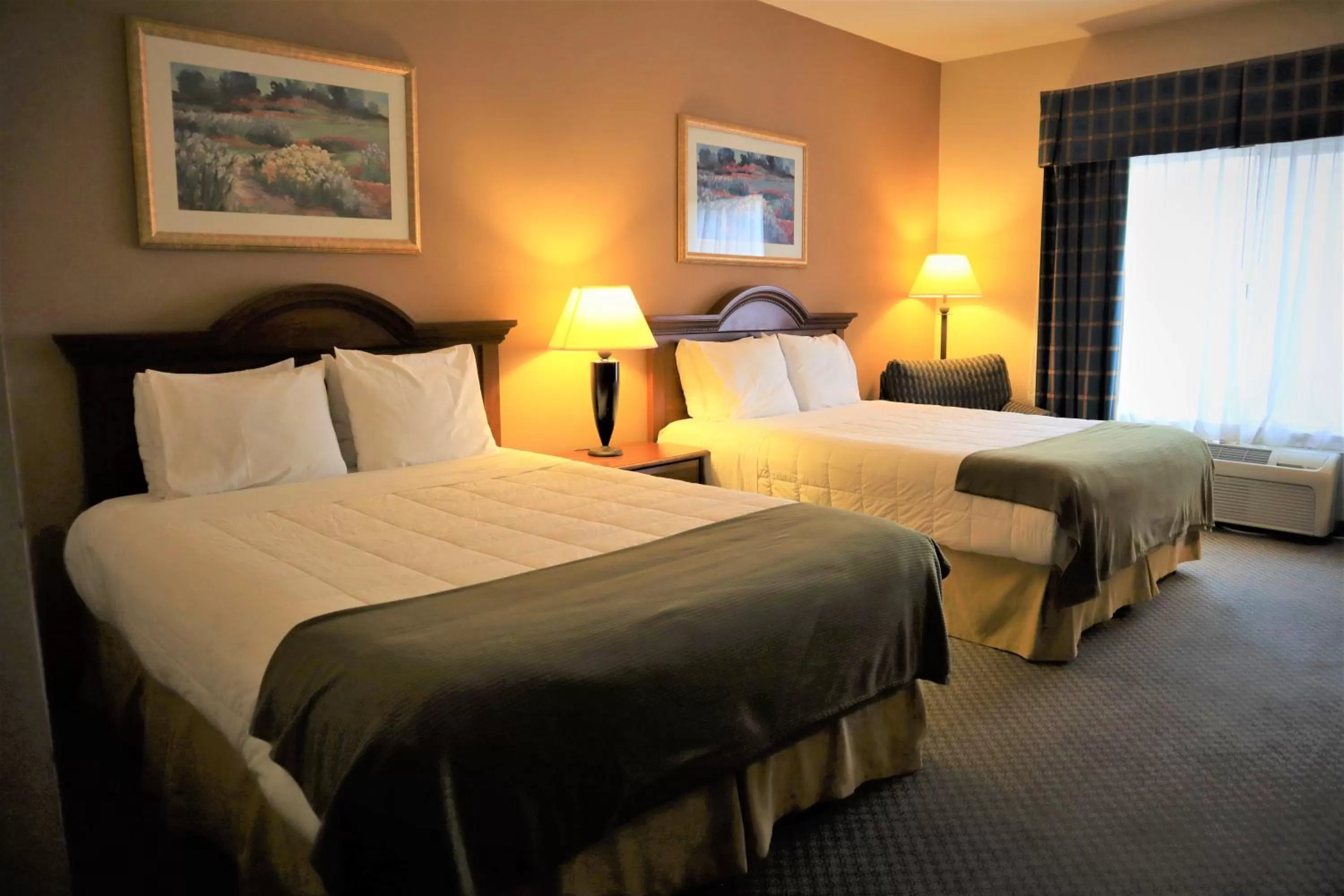 Standard Queen Room with Two Queen Beds in Oasis Inn and Suites Joshua Tree -29 Palms