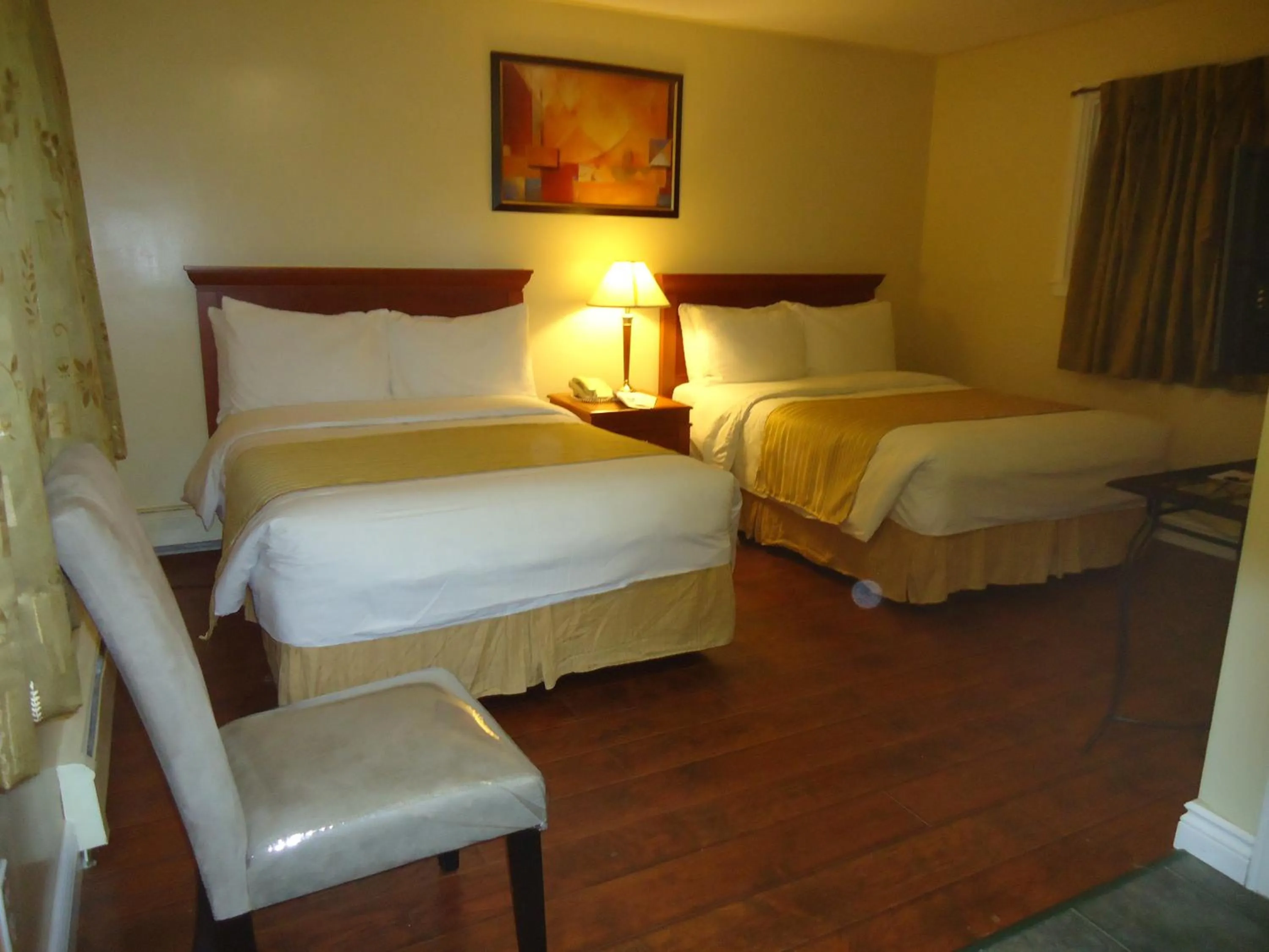 Deluxe Queen Room in Bayside Inn & Waterfront Suites