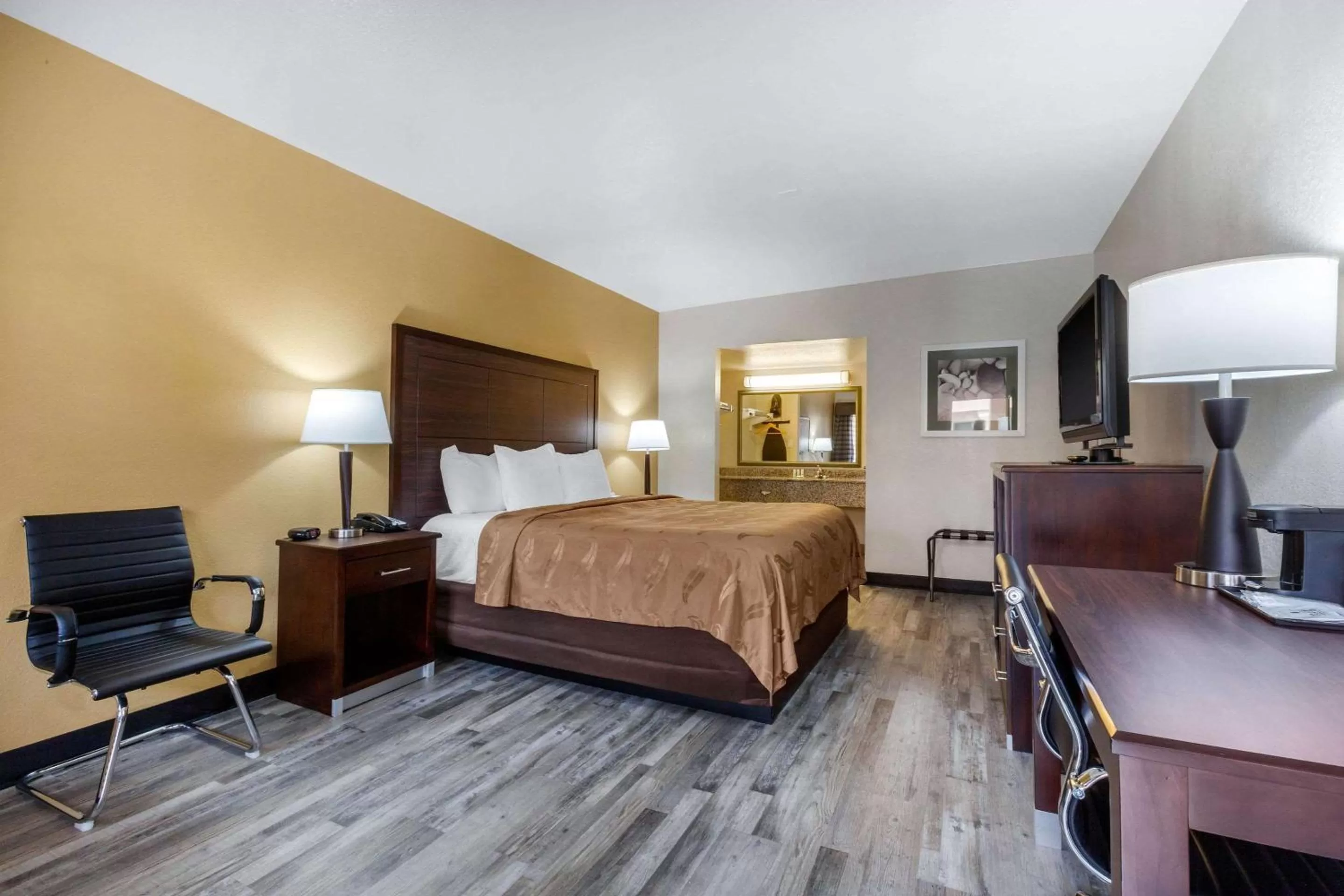 King Room - Non-Smoking in Quality Inn & Suites near Downtown Mesa