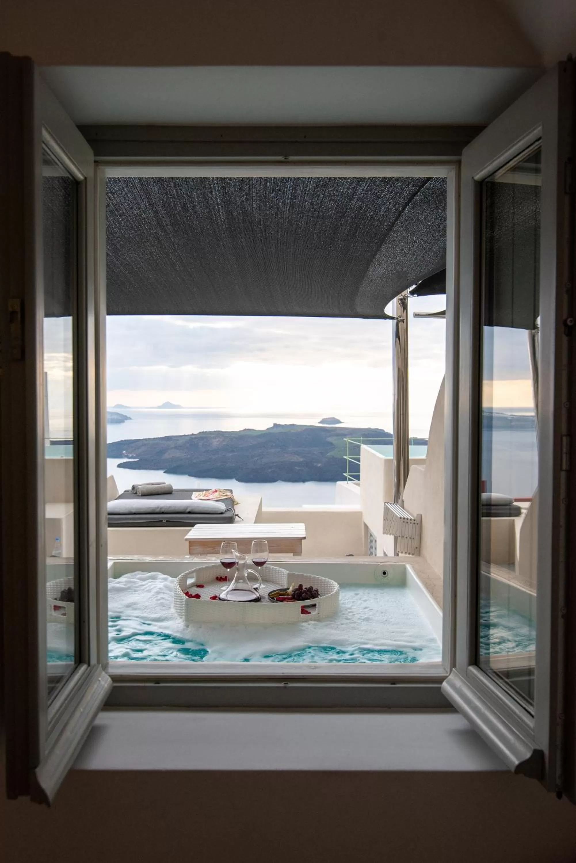 JUNIOR CAVE SUITE WITH CALDERA VIEW AND OUTDOOR JACUZZI  in Caldera Cliff Illusion