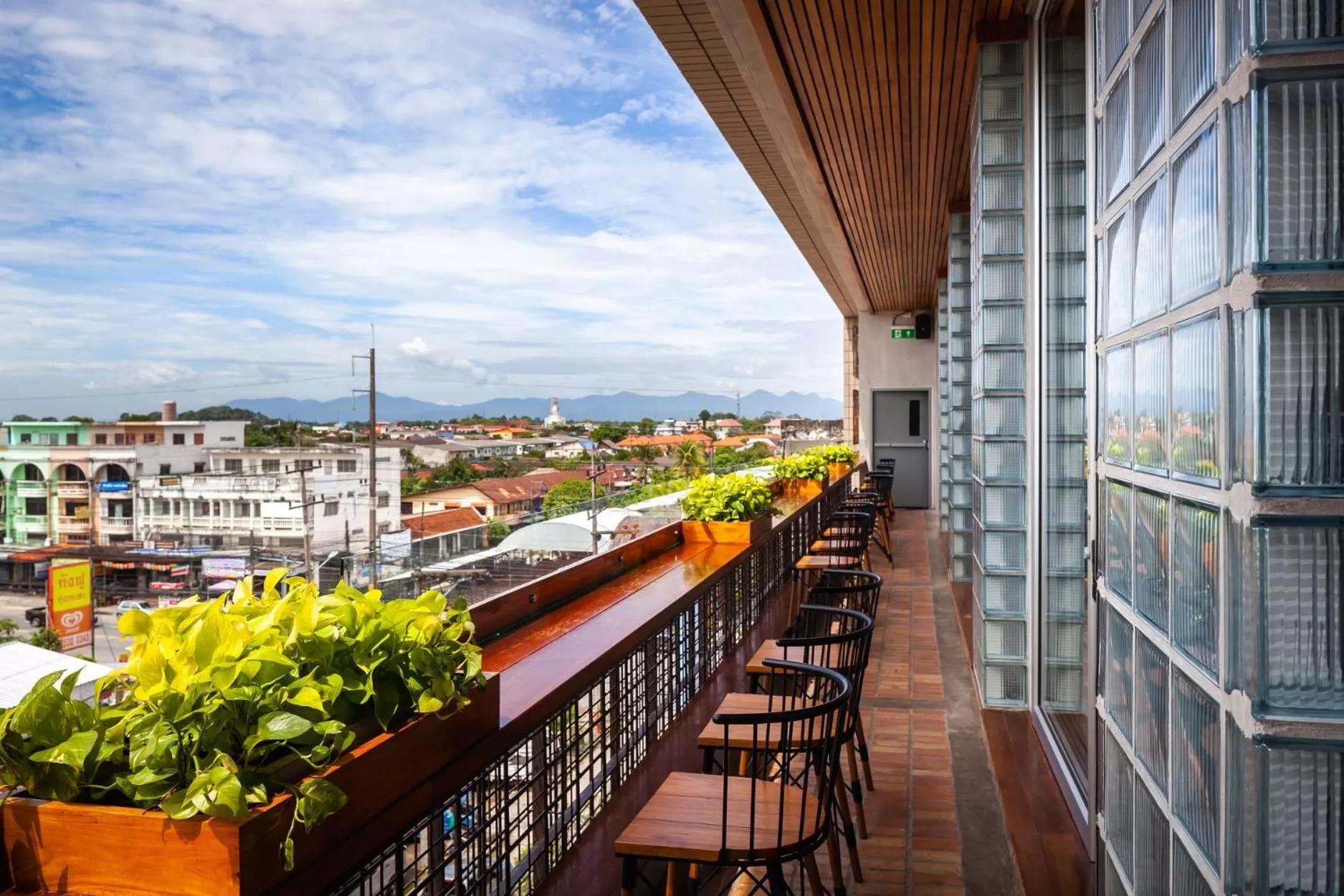 Restaurant/places to eat, Balcony/Terrace in Laekhon Nonbai