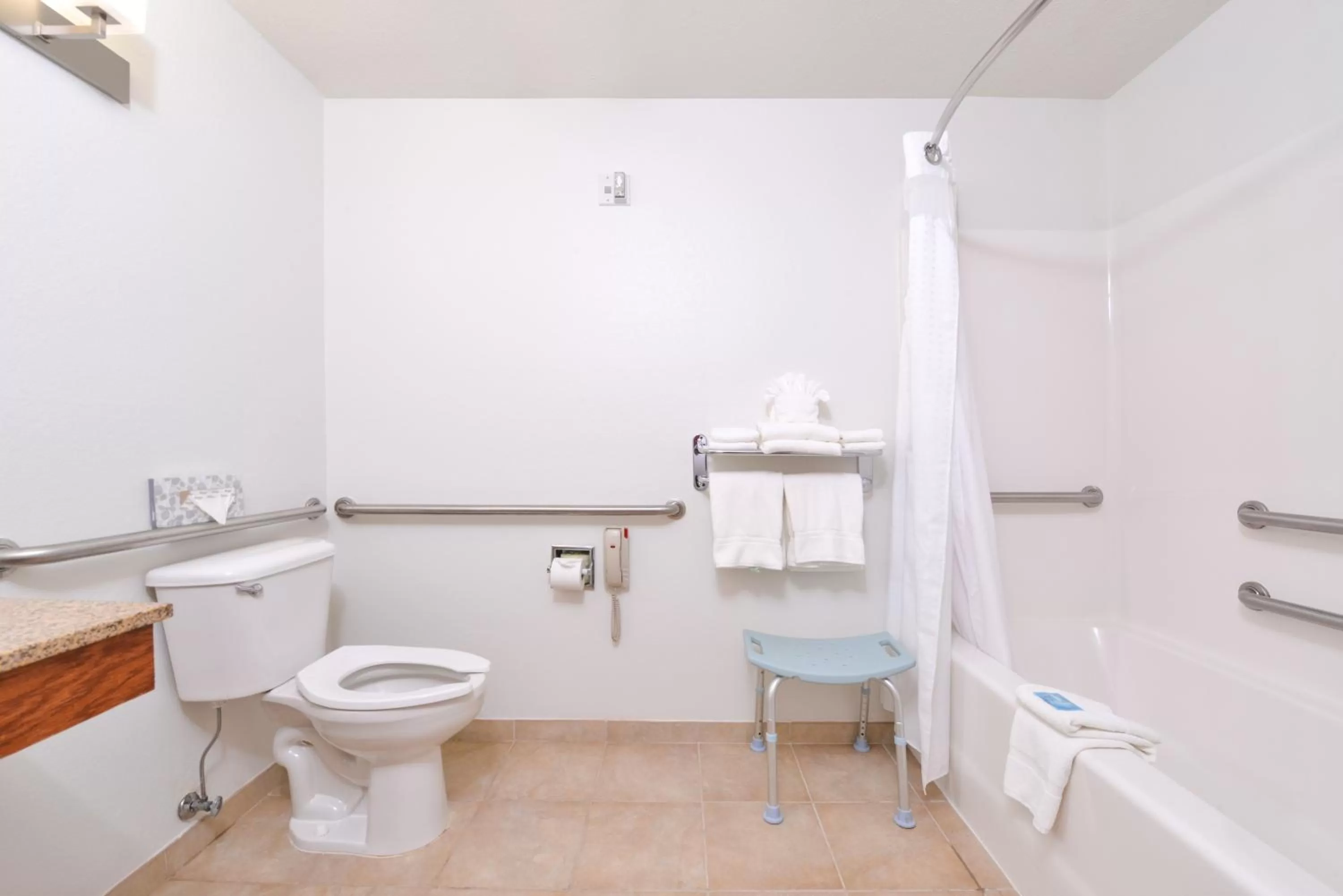 Suite with Mobility Accessible Tub - Non-Smoking in Holiday Inn Express Hotel & Suites Omaha West, an IHG Hotel