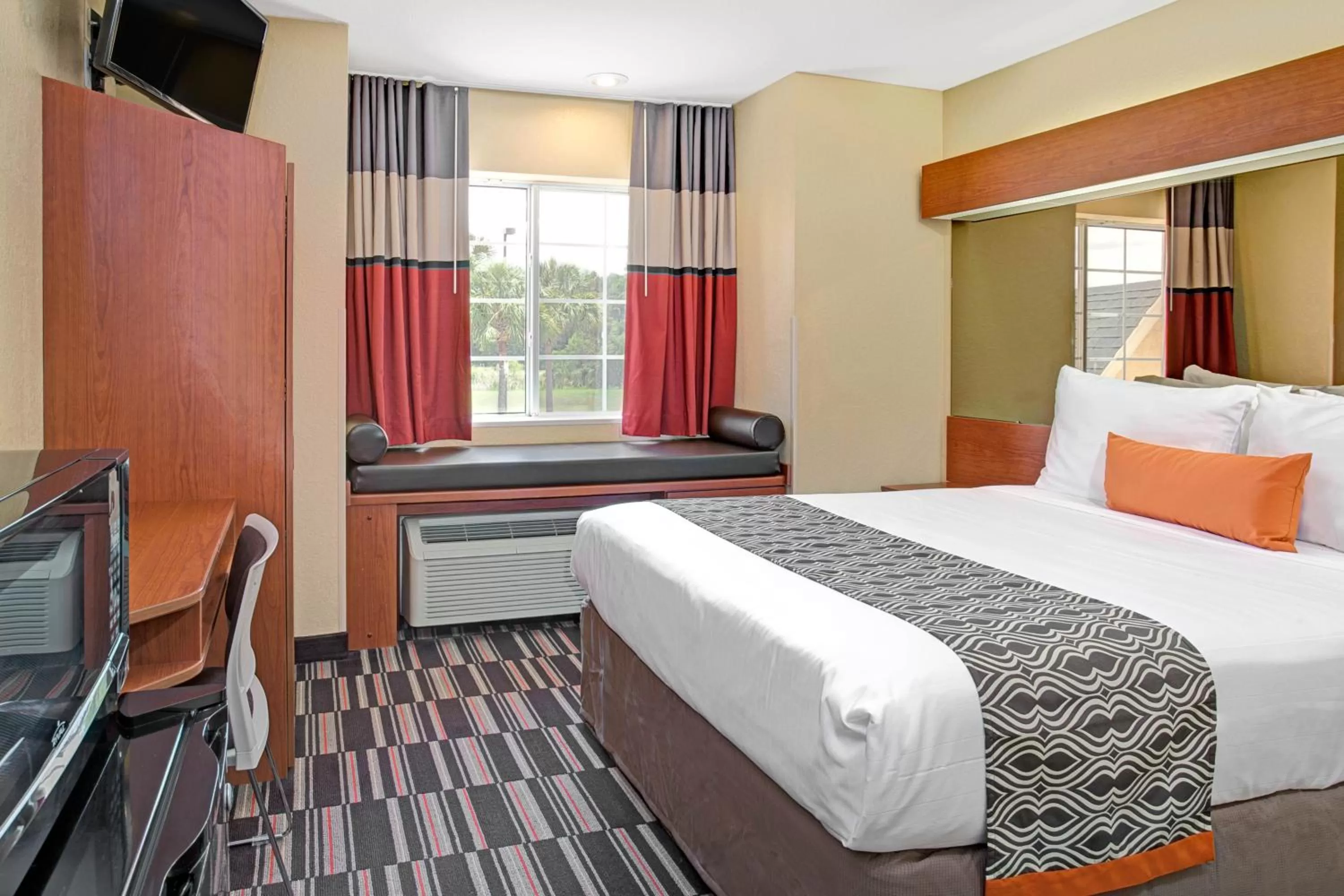 Queen Studio Suite - Mobility Access/Non-Smoking in Microtel Inn & Suites by Wyndham Bushnell