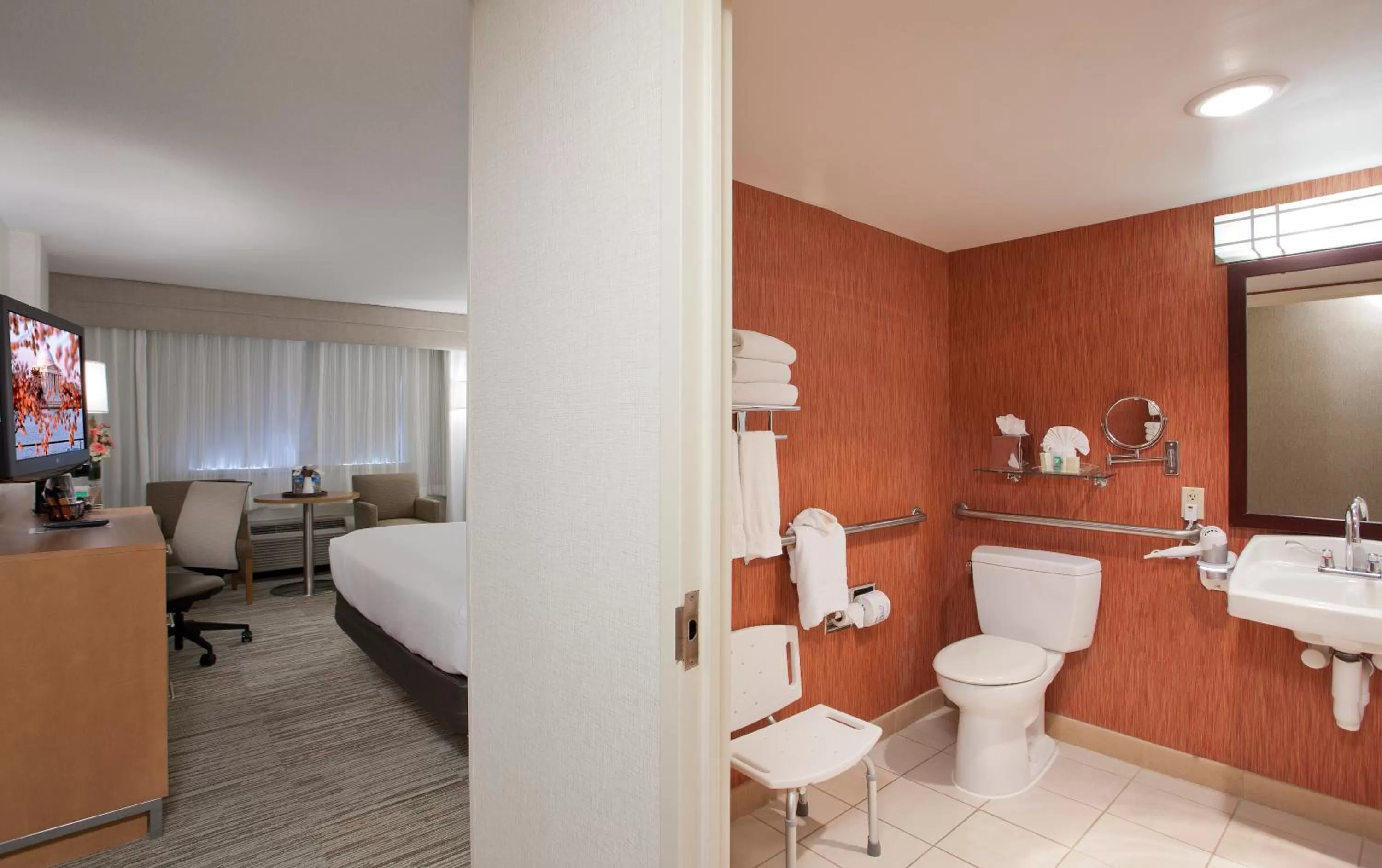 Double Room with Two Double Beds - Hearing Mobility Accessible Tub in Holiday Inn Washington-Central/White House, an IHG Hotel