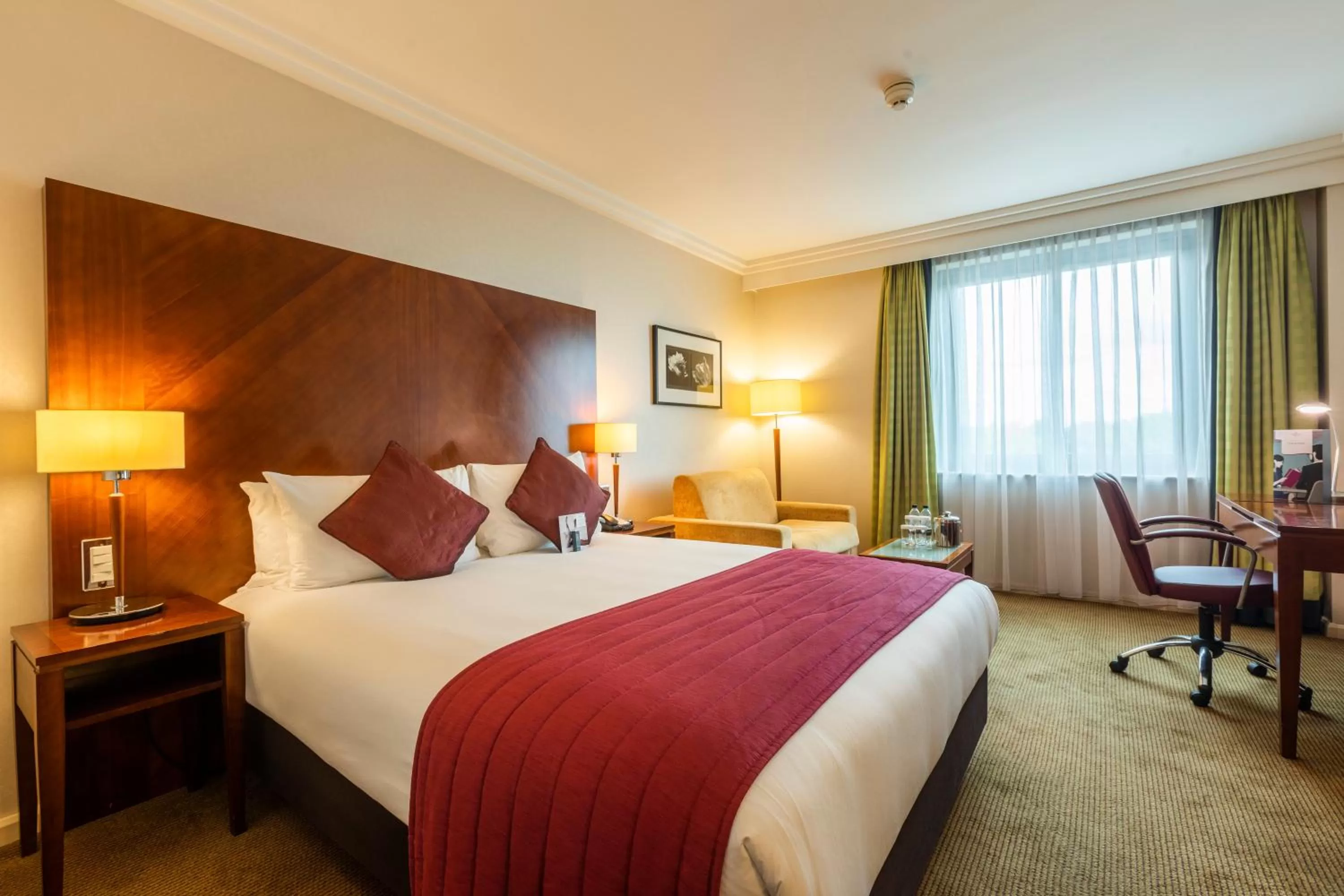 Standard Queen Room with Single Sofa Bed in Crowne Plaza Birmingham NEC by IHG