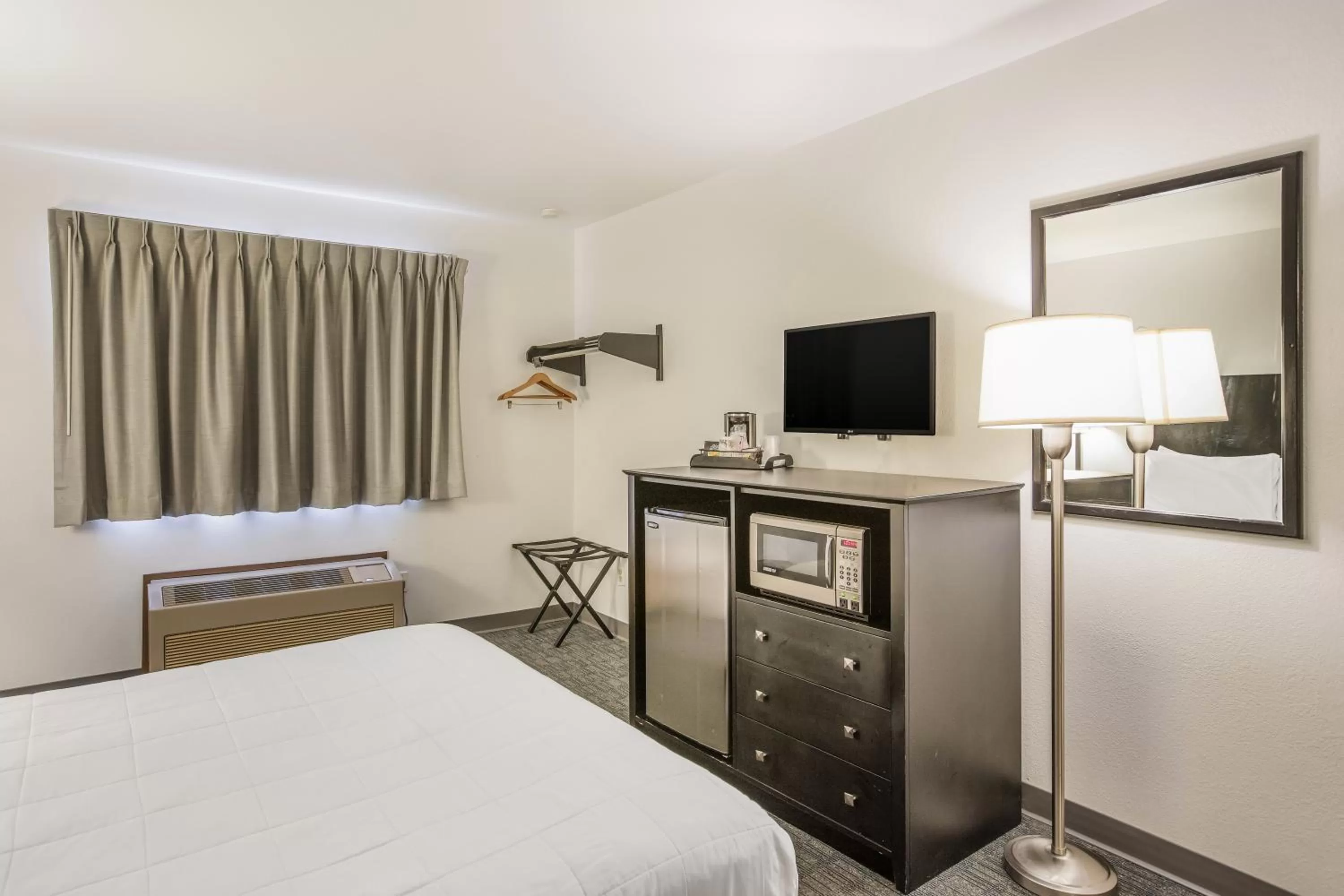 1 Queen Bed Non-Smoking in Americas Best Value Inn & Suites-Birch Run