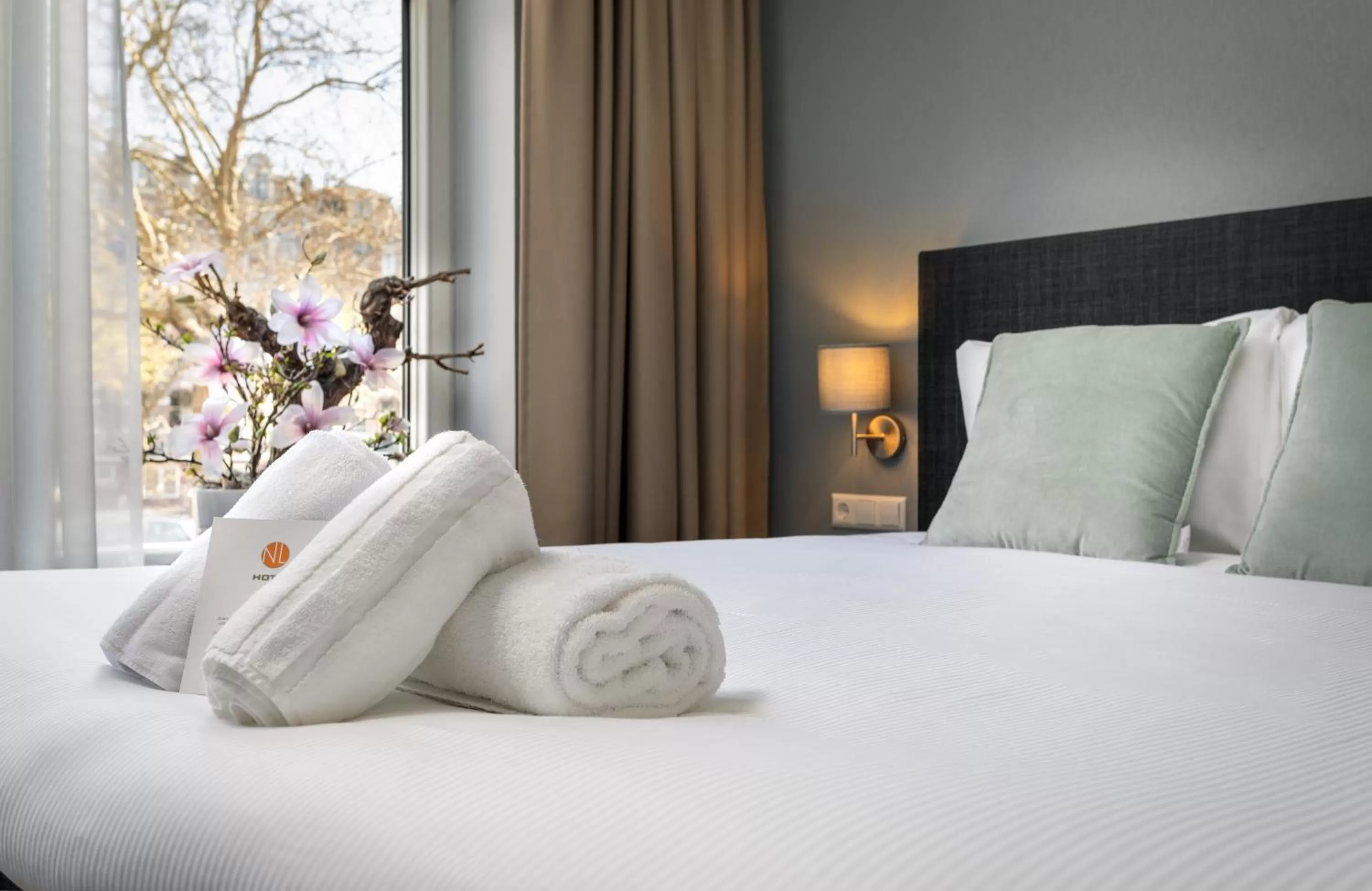 Comfort Double Room with Canal View in NL Hotel District Leidseplein