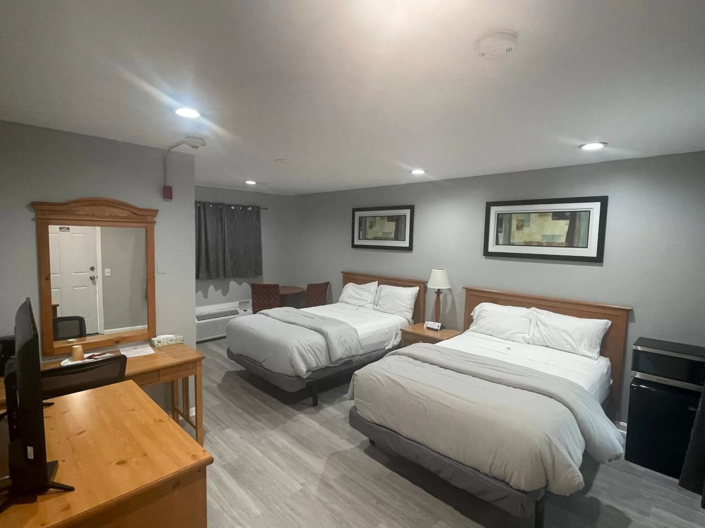 Double Room with Two Double Beds - Non-Smoking in Aquastar Inn