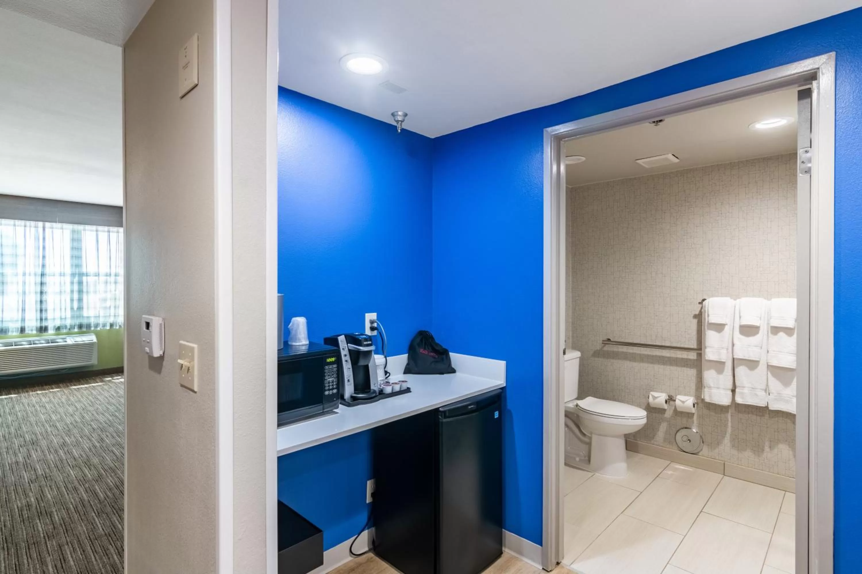 Standard Queen Room with Two Queen Beds and Tub - Mobility/Communications Accessible in Holiday Inn Express & Suites Camarillo by IHG