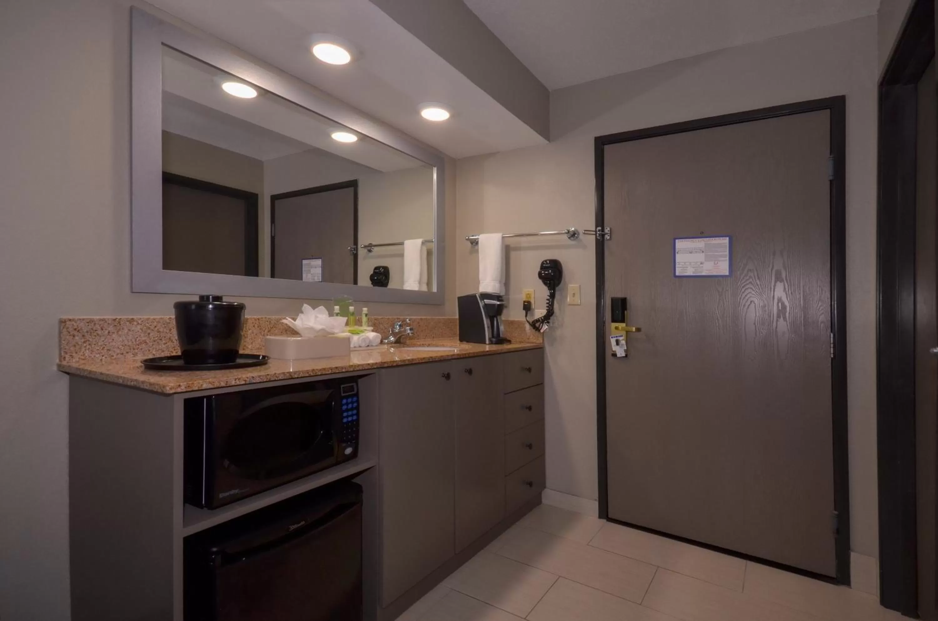 King Room with Kitchenette - Non-Smoking in Holiday Inn Express & Suites Fayetteville University of Arkansas Area by IHG