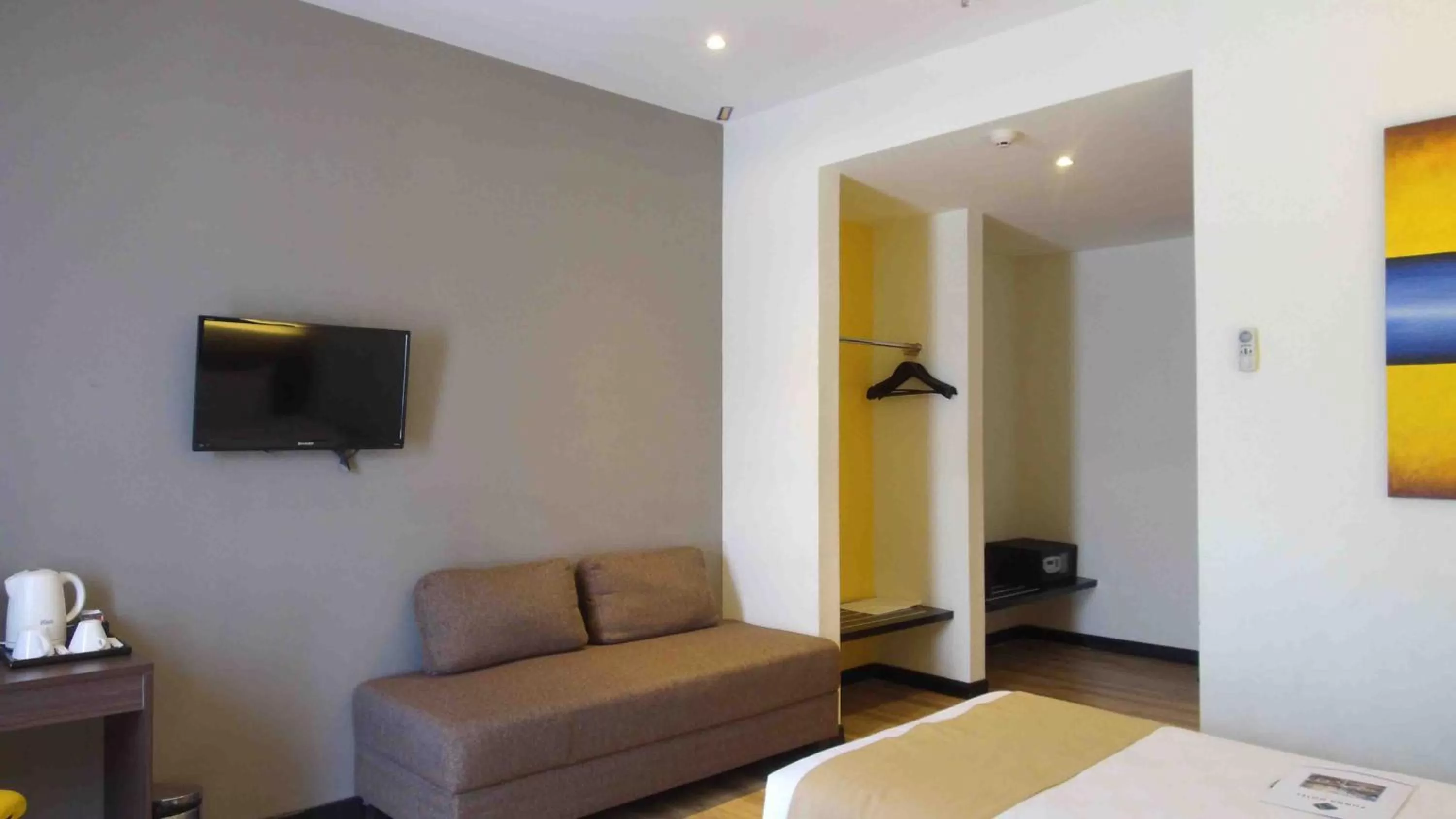 Deluxe Twin Room in Yunna Hotel Lampung