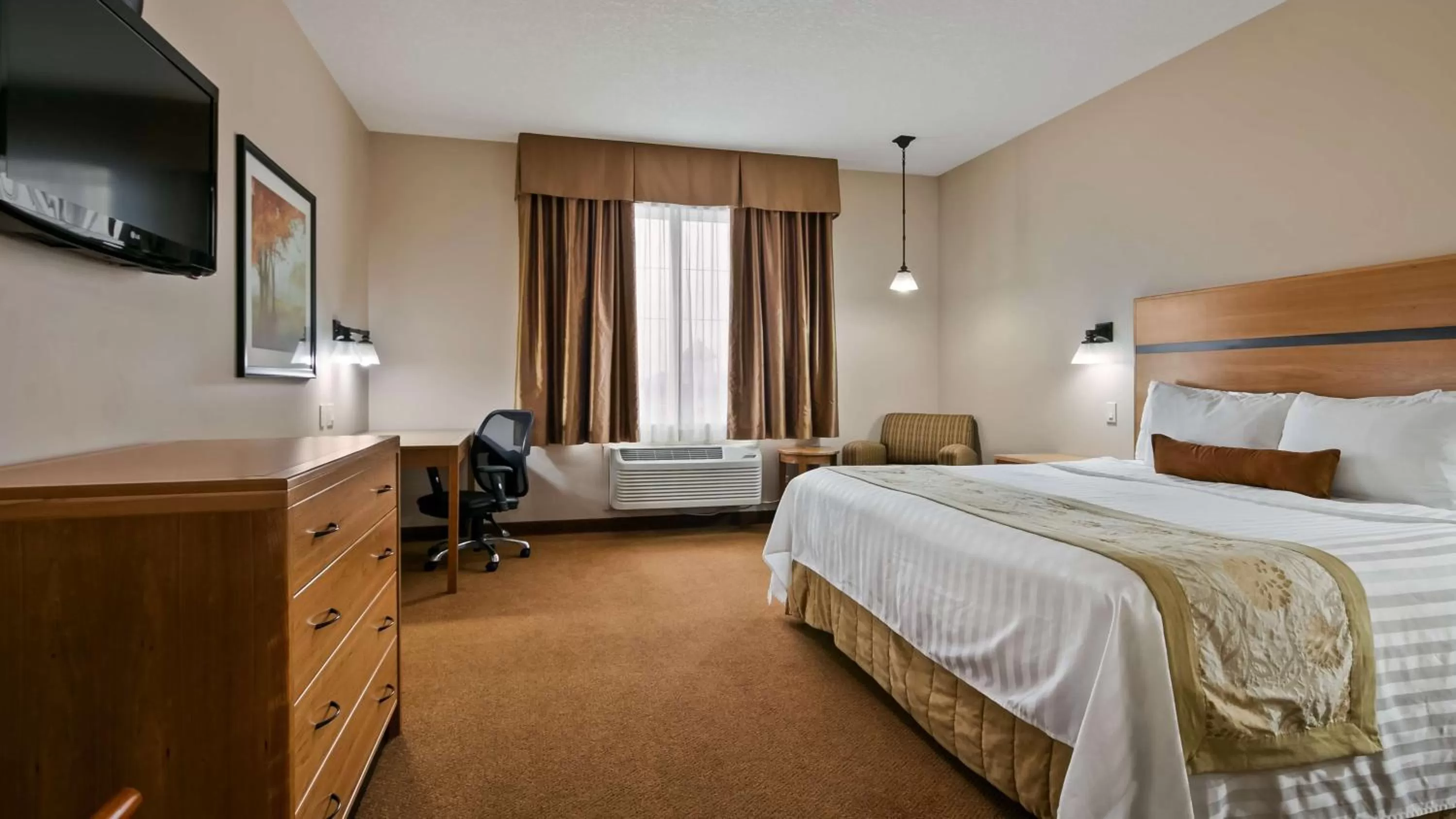 King Room - Lake View in Best Western Plus Chateau Inn Sylvan Lake
