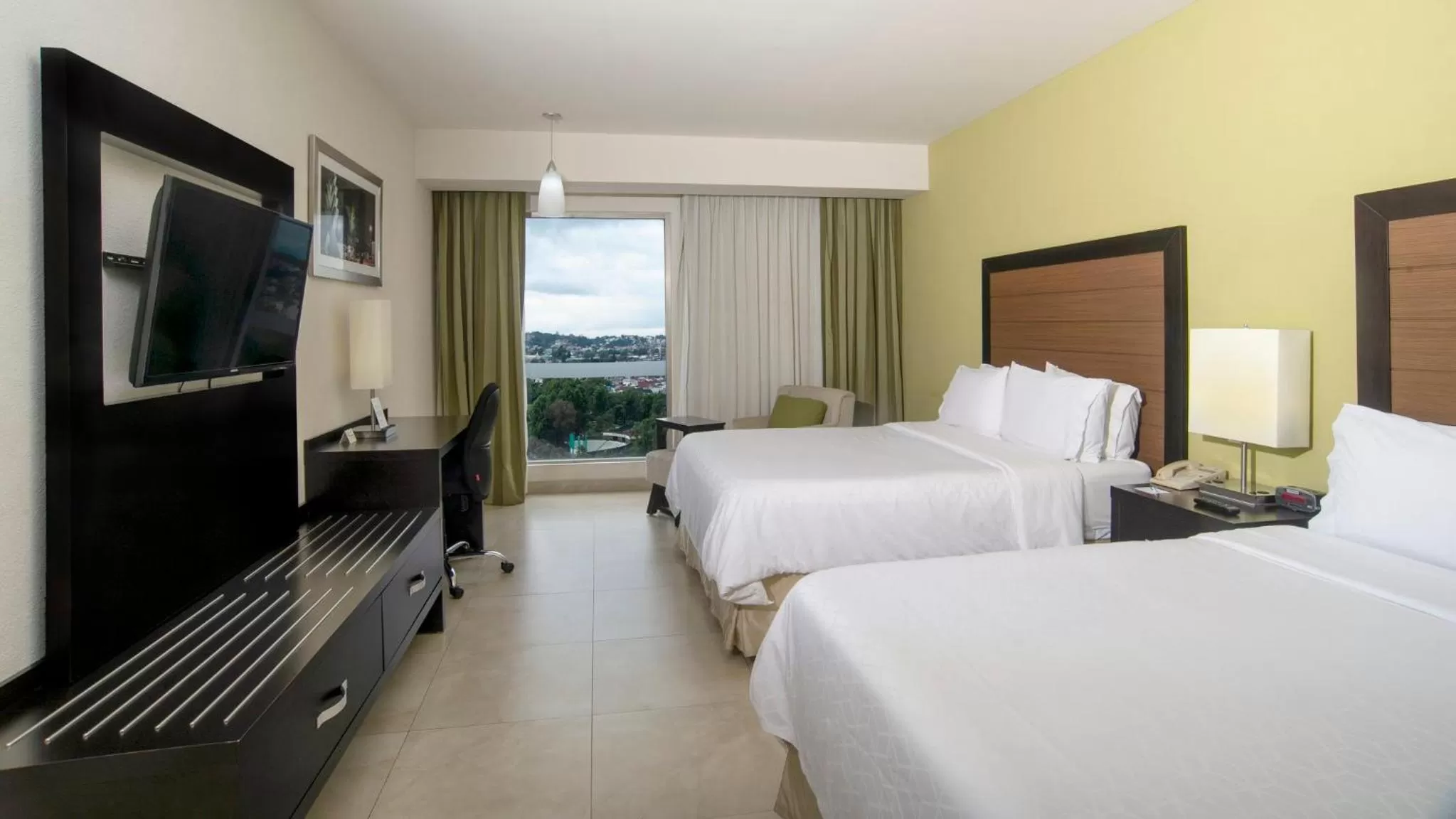 Standard Queen Room with Two Queen Beds and City View in Holiday Inn Express Xalapa by IHG