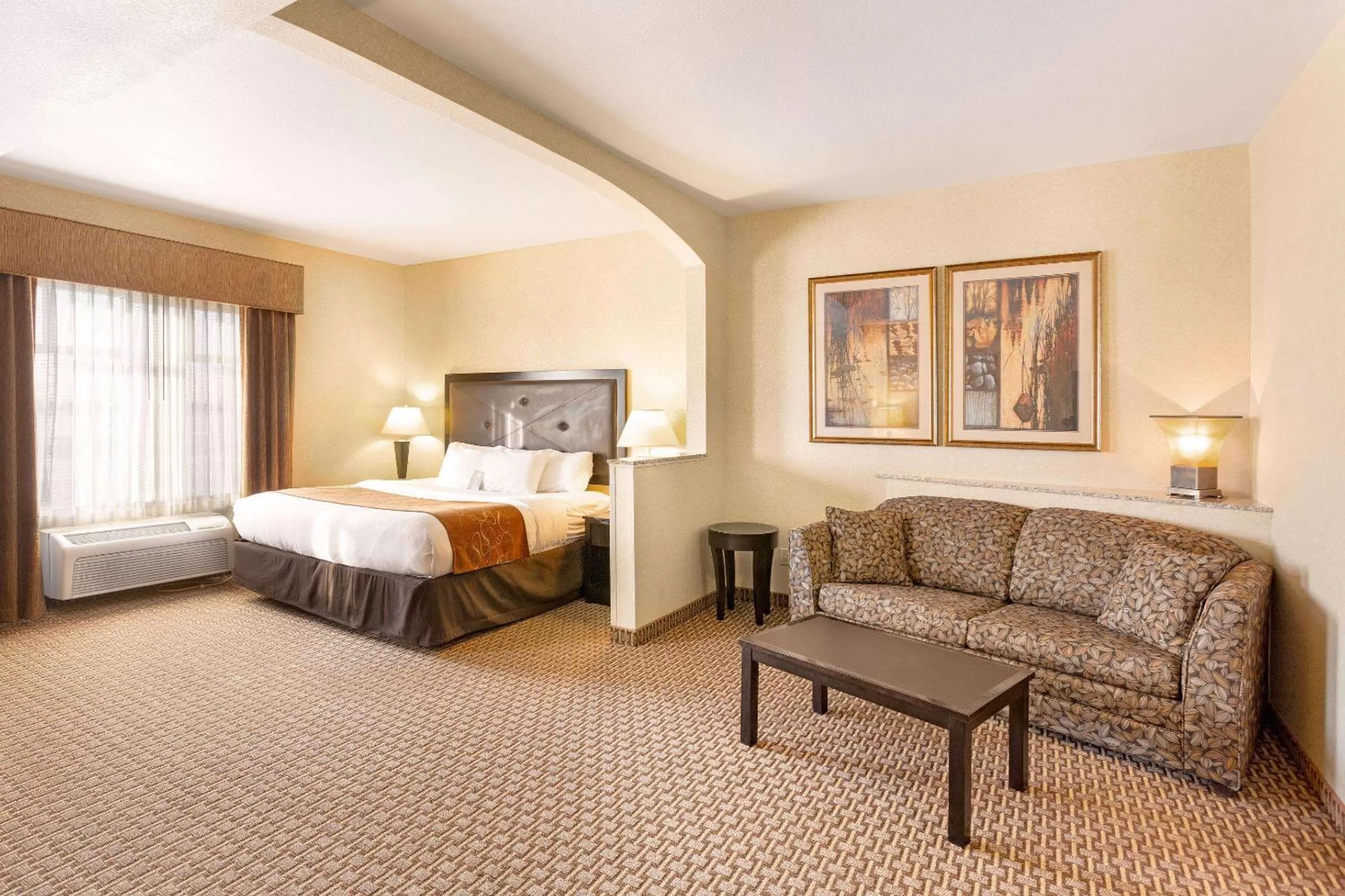 King Suite with Roll in Shower - Accessible/Non-Smoking in Comfort Suites Moses Lake