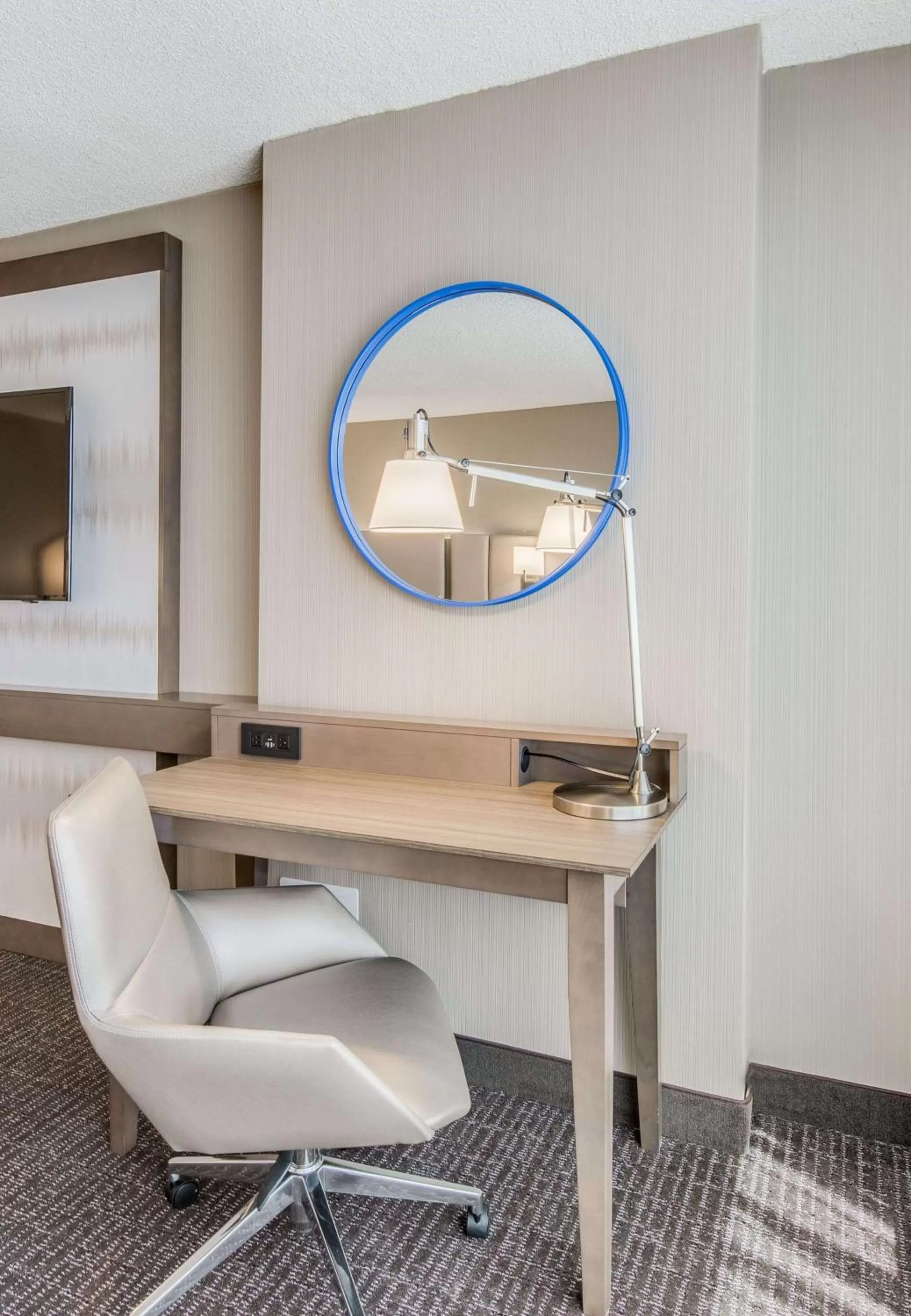 One-Bedroom King Suite - Mobility Access/Roll-In Shower in Sonesta Denver Downtown