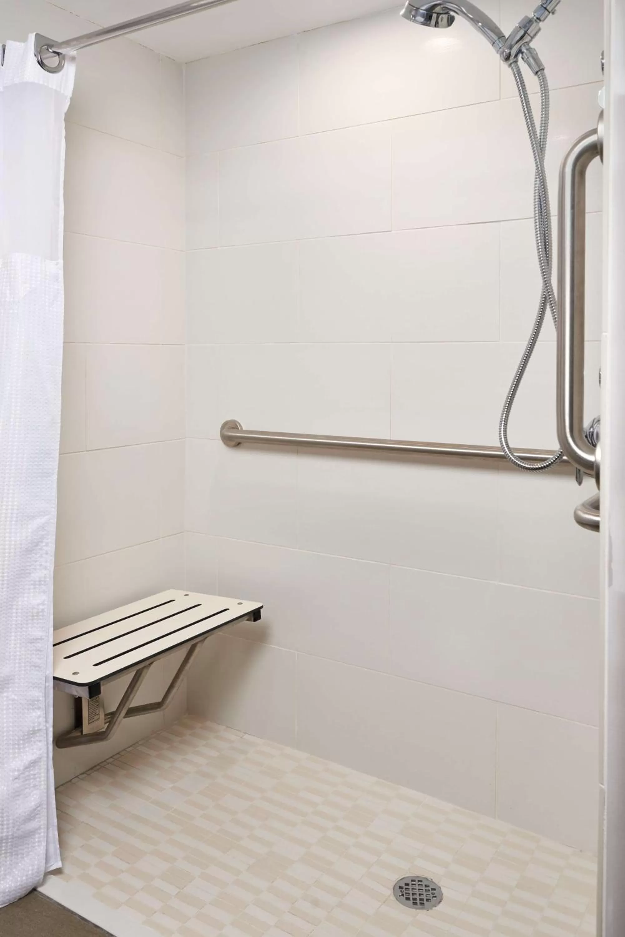 King Room with Ocean View and Roll-in Shower - Disability Access in Best Western Plus Agate Beach Inn