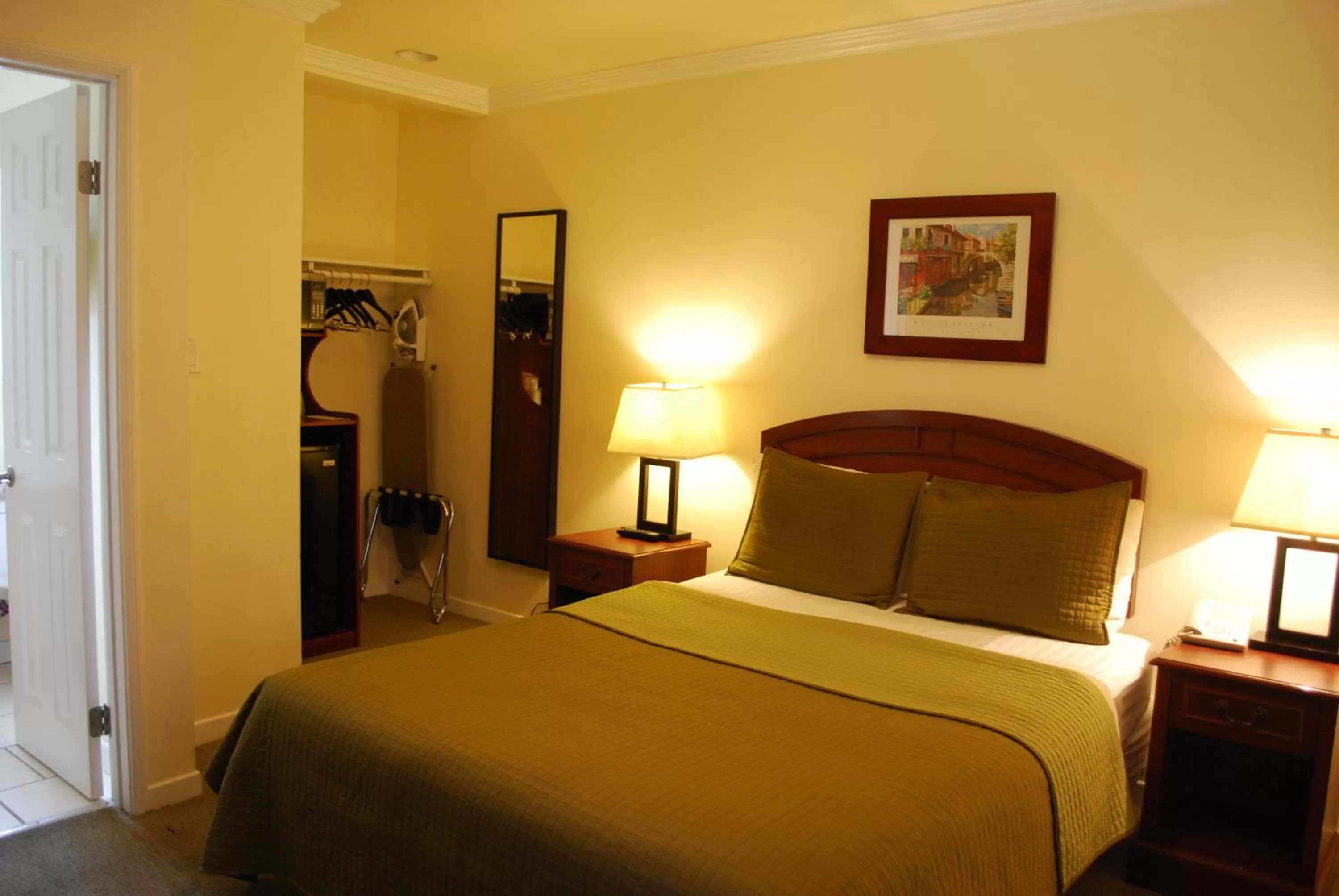Standard Queen Room in Bella Capri Inn and Suites