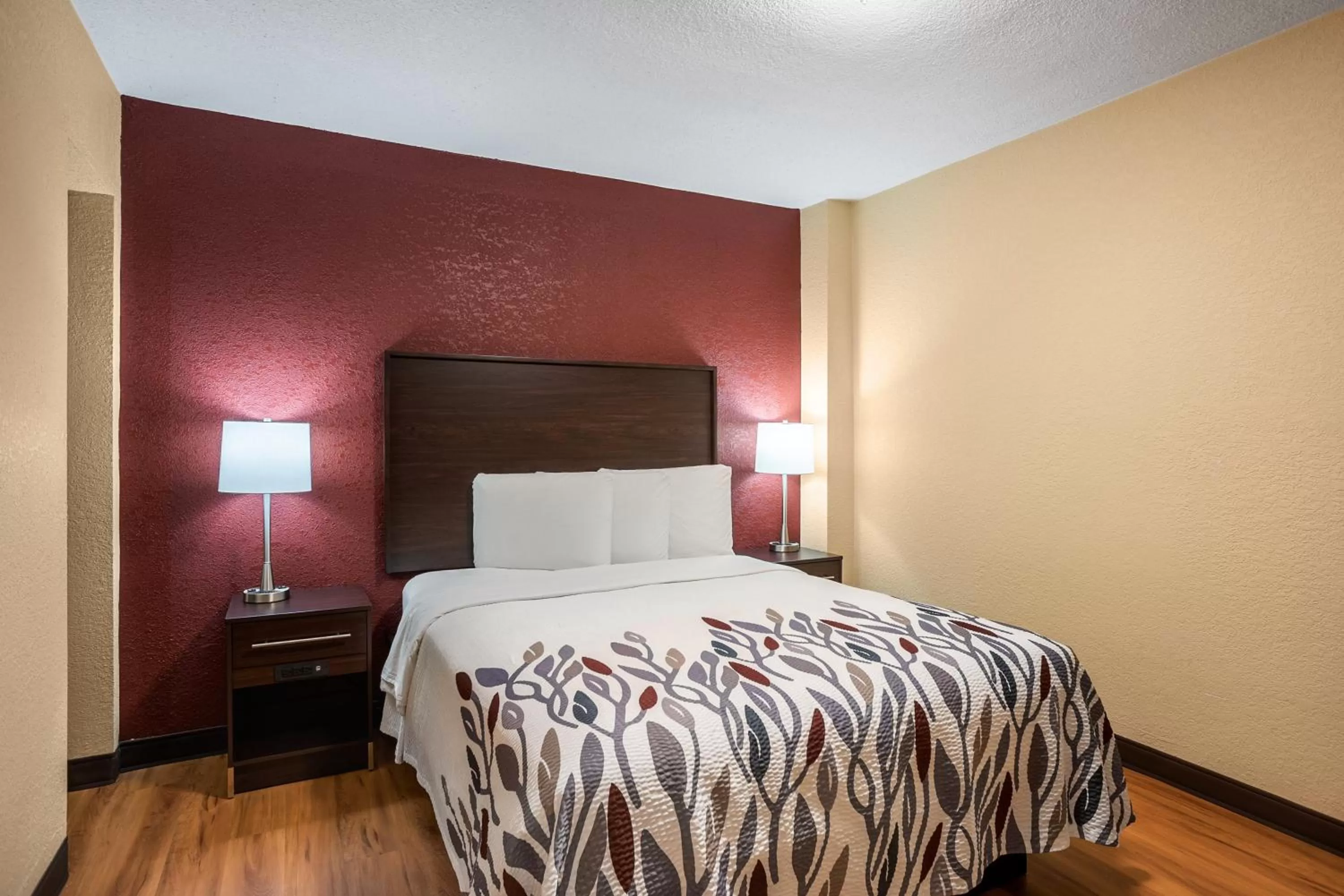 Deluxe Room with One Queen Bed Second Floor Non-Smoking in Red Roof Inn Des Moines