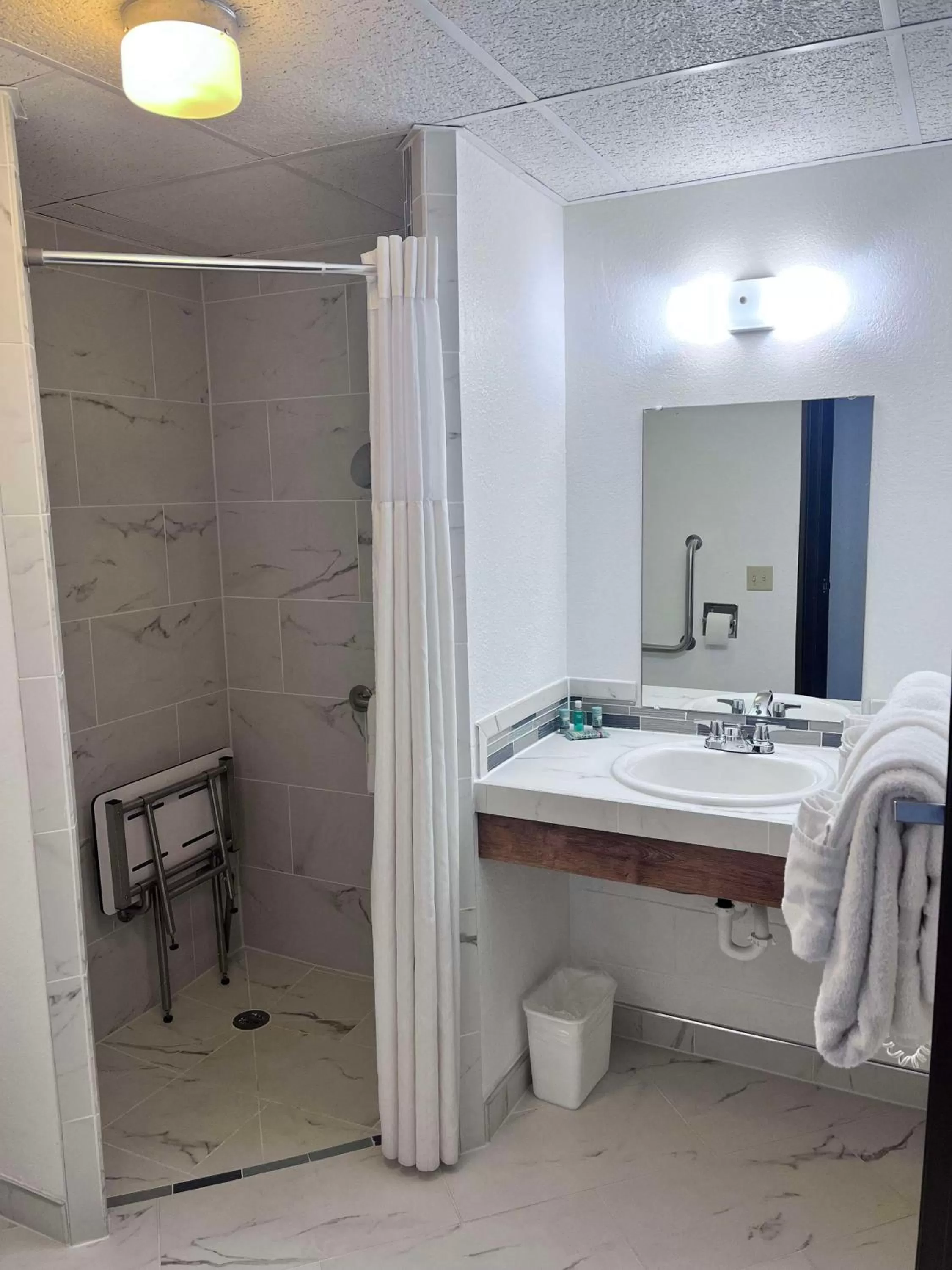 Queen Room with Roll-In Shower - Disability Access/Non-Smoking in SureStay by Best Western Glendive Yellowstone River