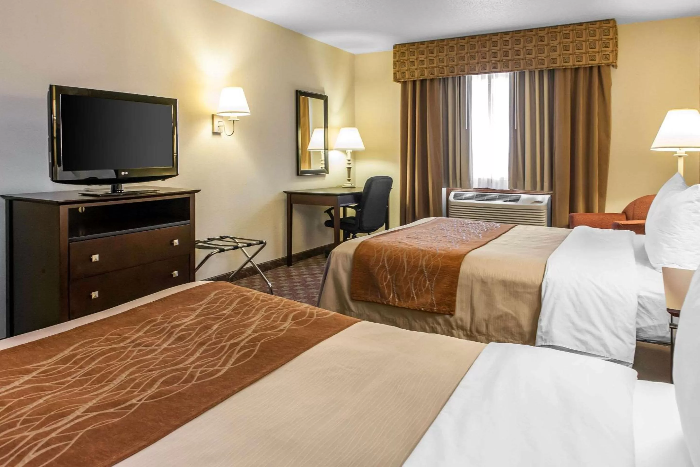 Queen Room with Two Queen Beds - Non-Smoking in Quality Inn Defiance