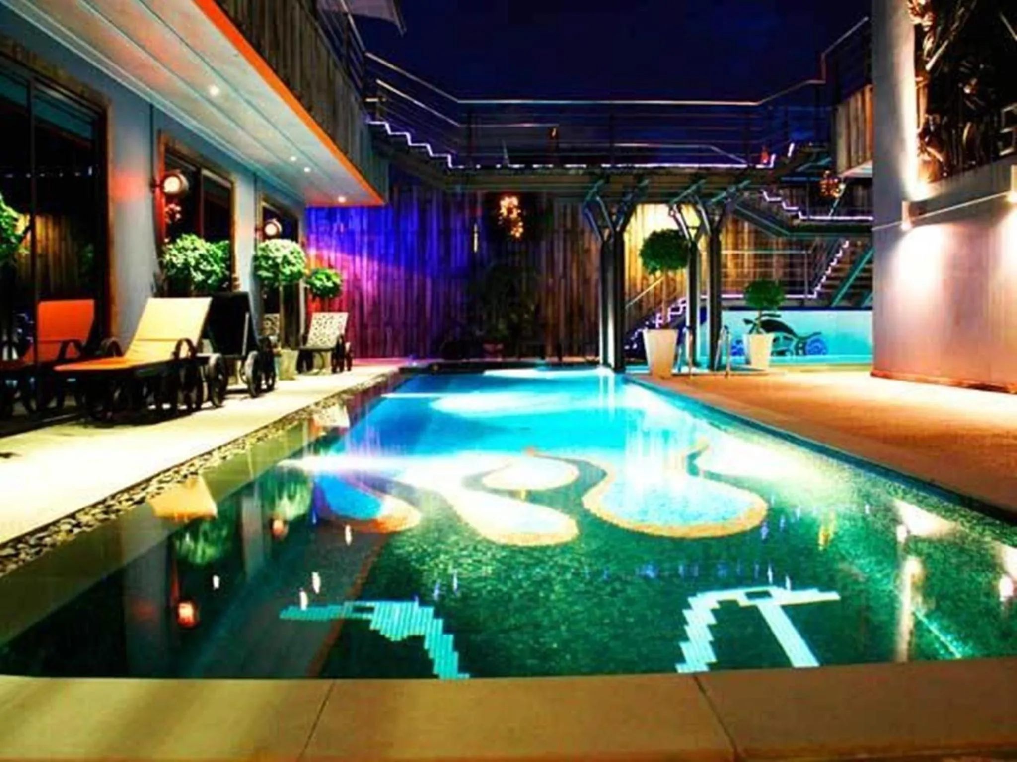 Swimming pool in Nicky's Handlebar