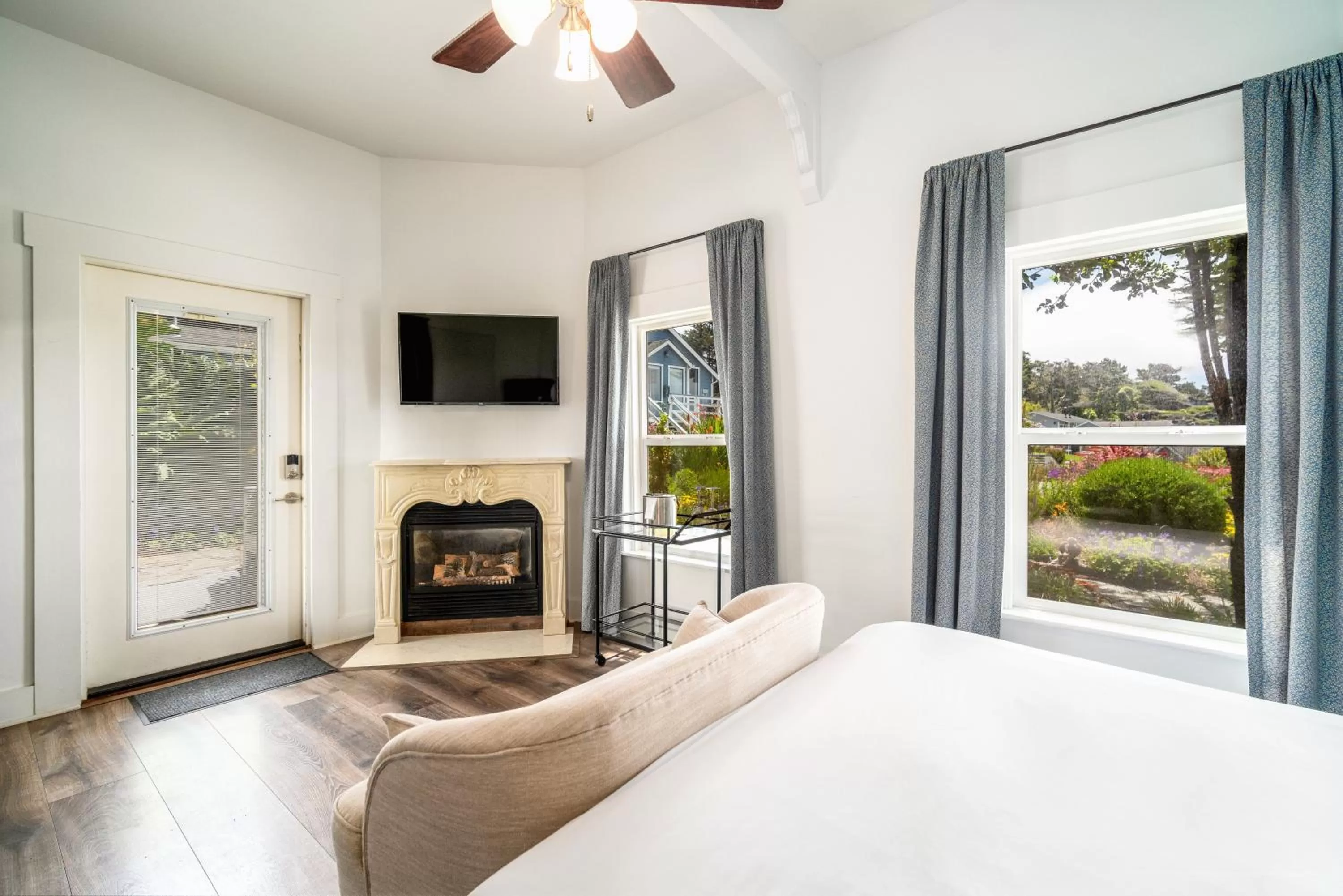 Queen Suite in Agate Cove Inn