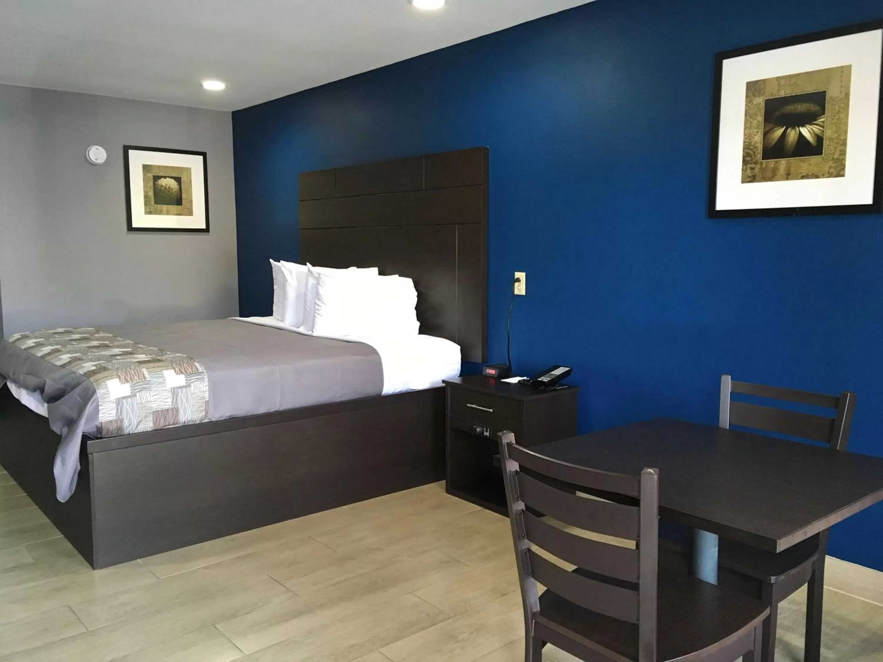 King Room in Americas Best Value Inn Denham Springs