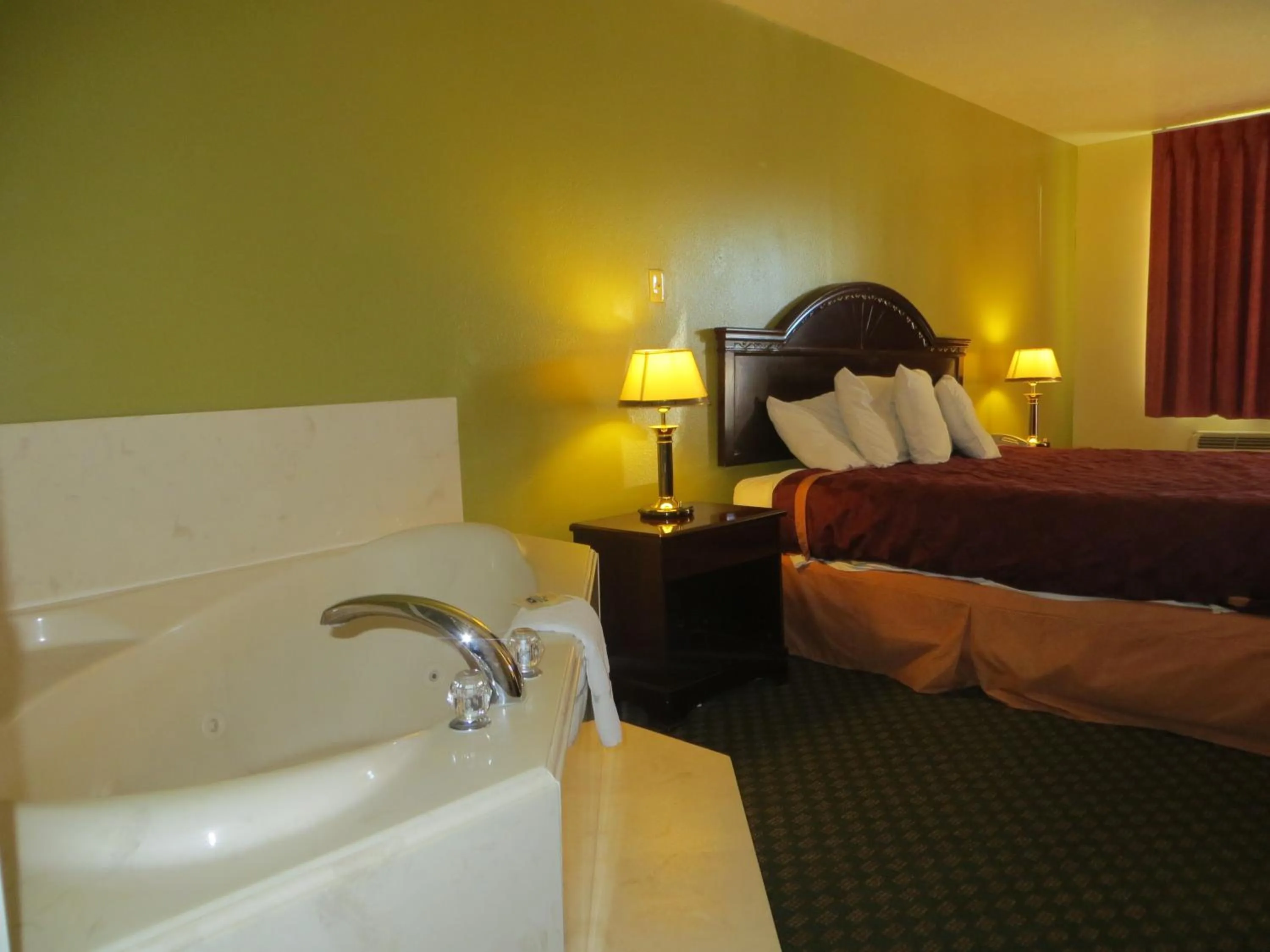 King Room with Hot Tub in Americas Best Value Inn & Suites Hempstead