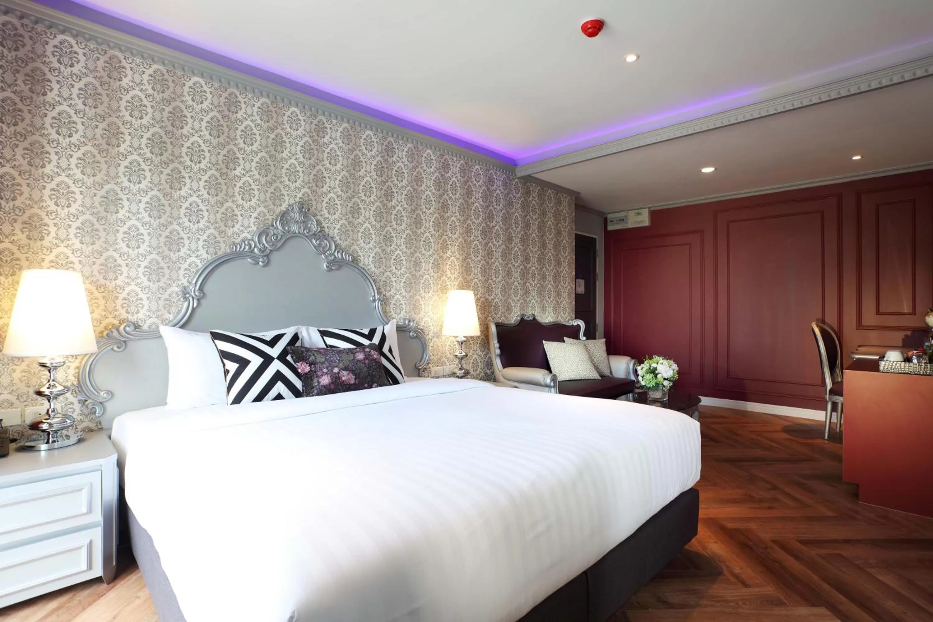 Premier Double Room Street View with Spa Bath in Villa De Khaosan by Chillax