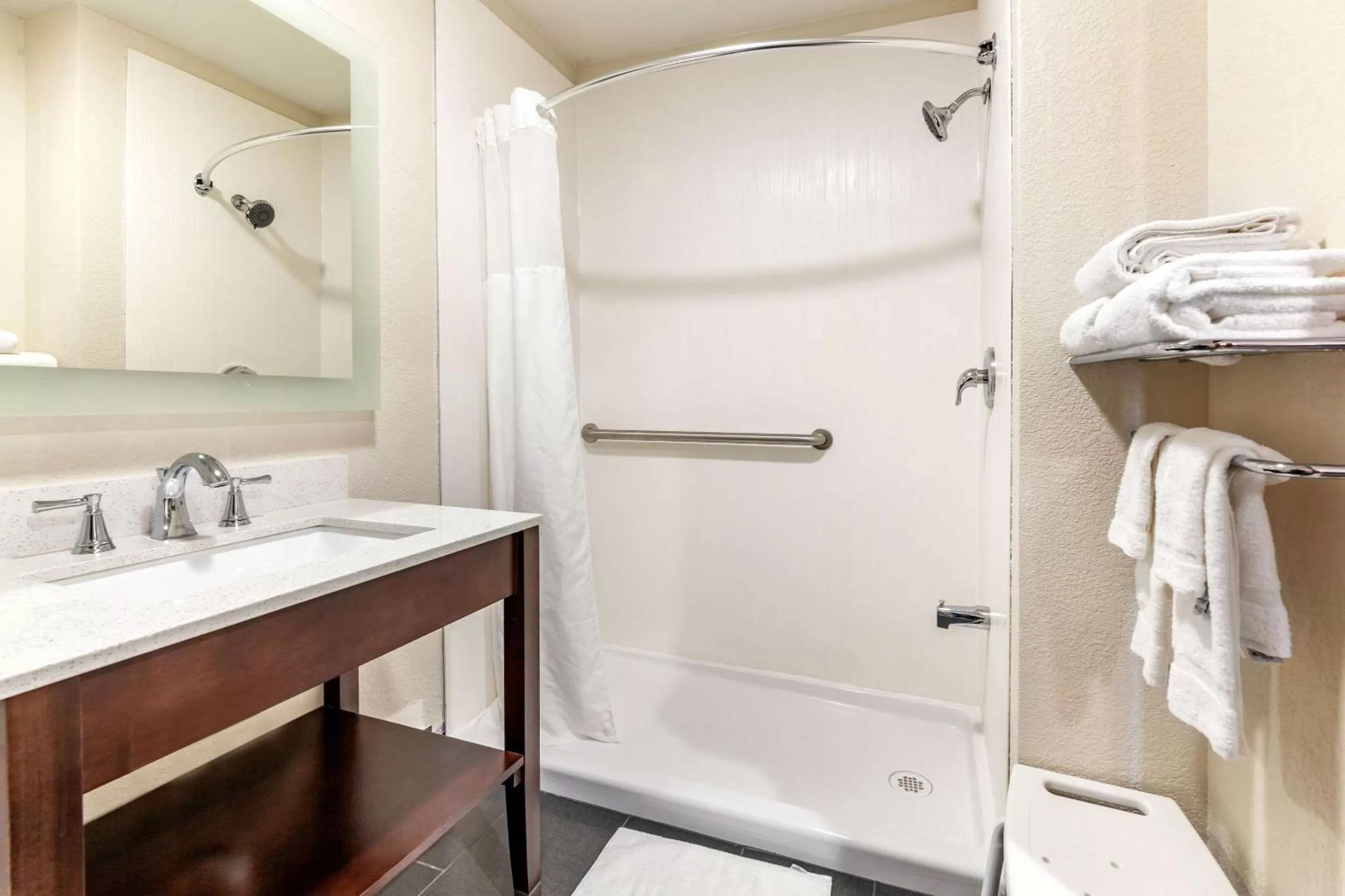 Queen Room - Disability Access/Non-Smoking in Quality Inn New London