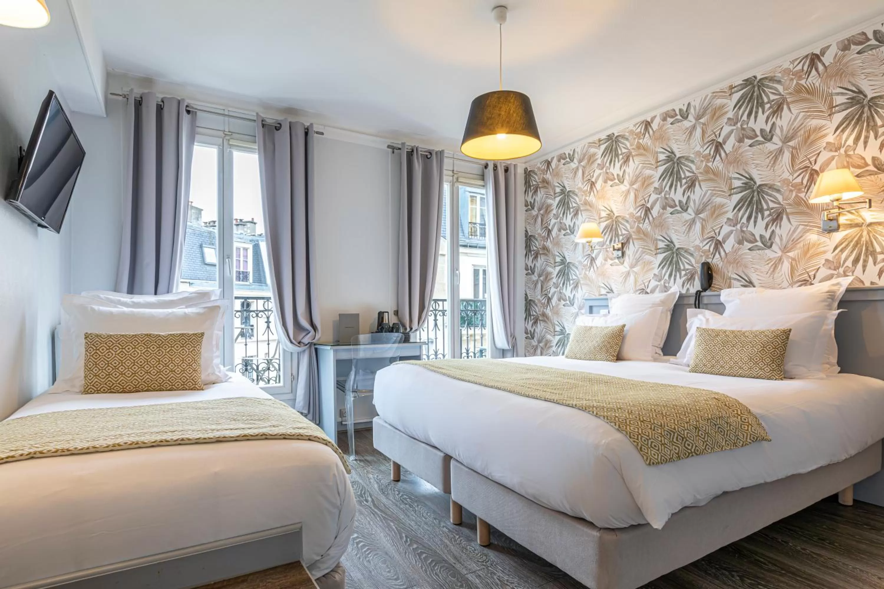 Triple Room with Eiffel Tower view  in Splendid Hôtel