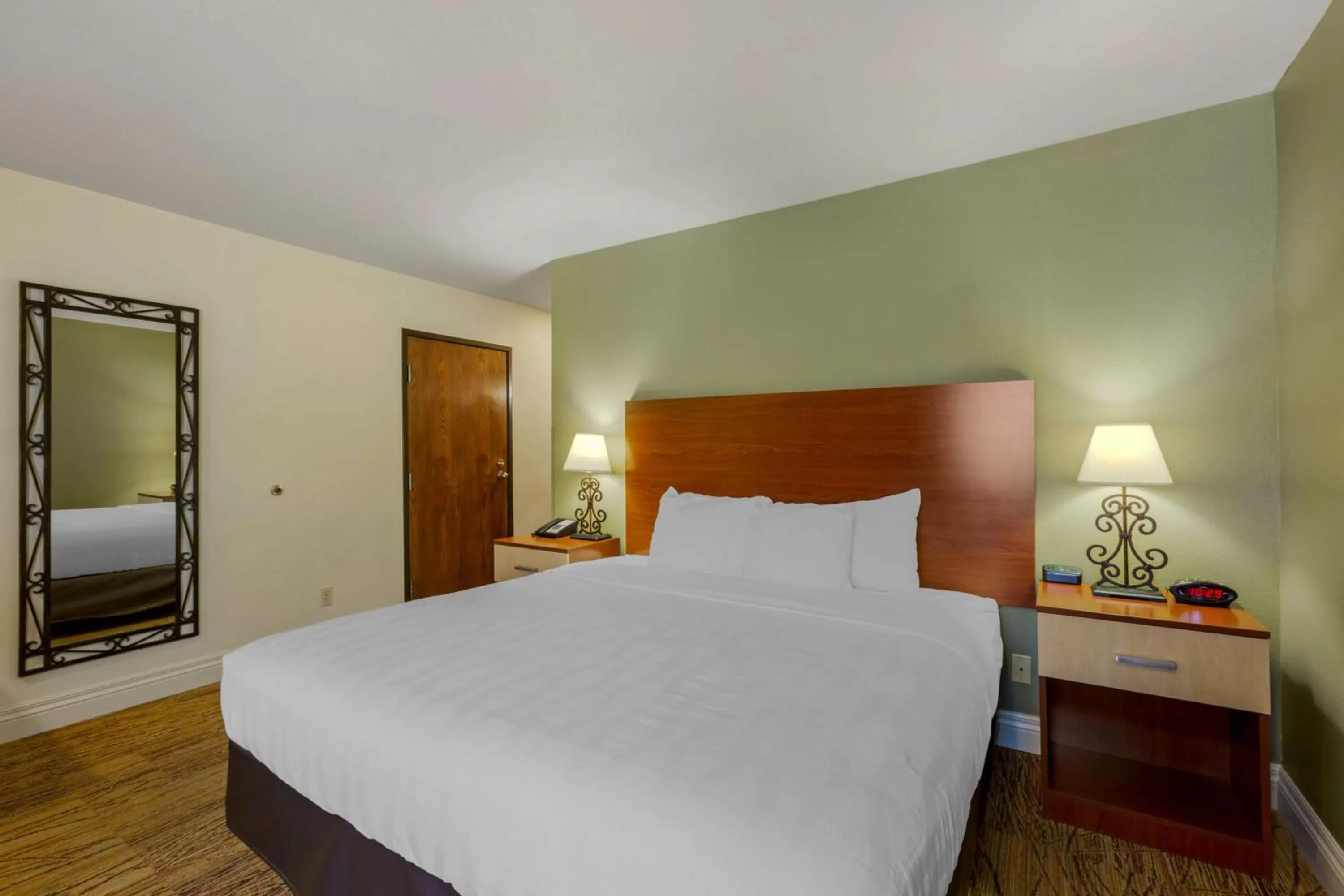 King Room with Roll In Shower-Disabilty Access in Best Western Red Hills