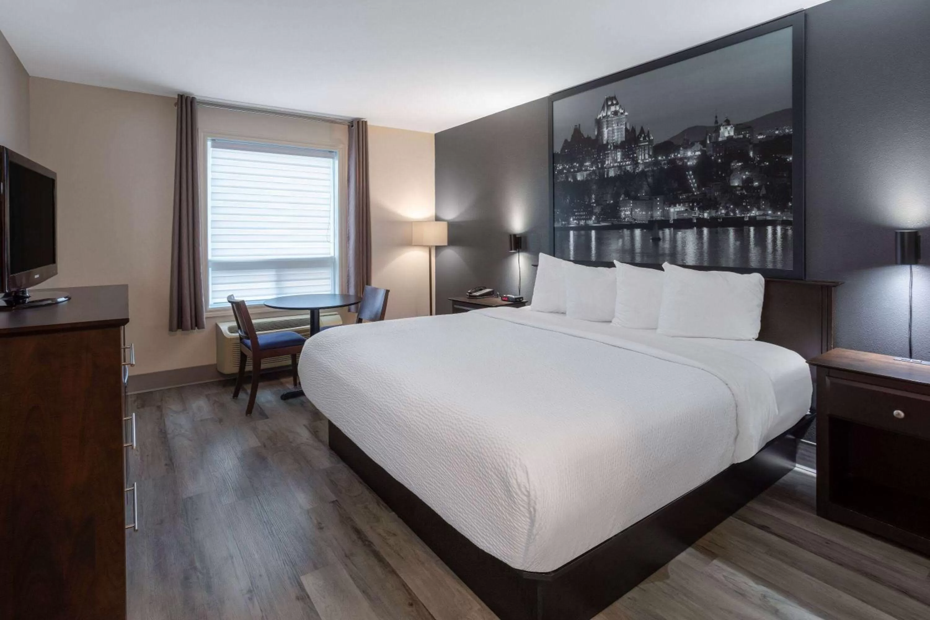 King Room - Mobility Access/Non-Smoking in Super 8 by Wyndham Quebec City