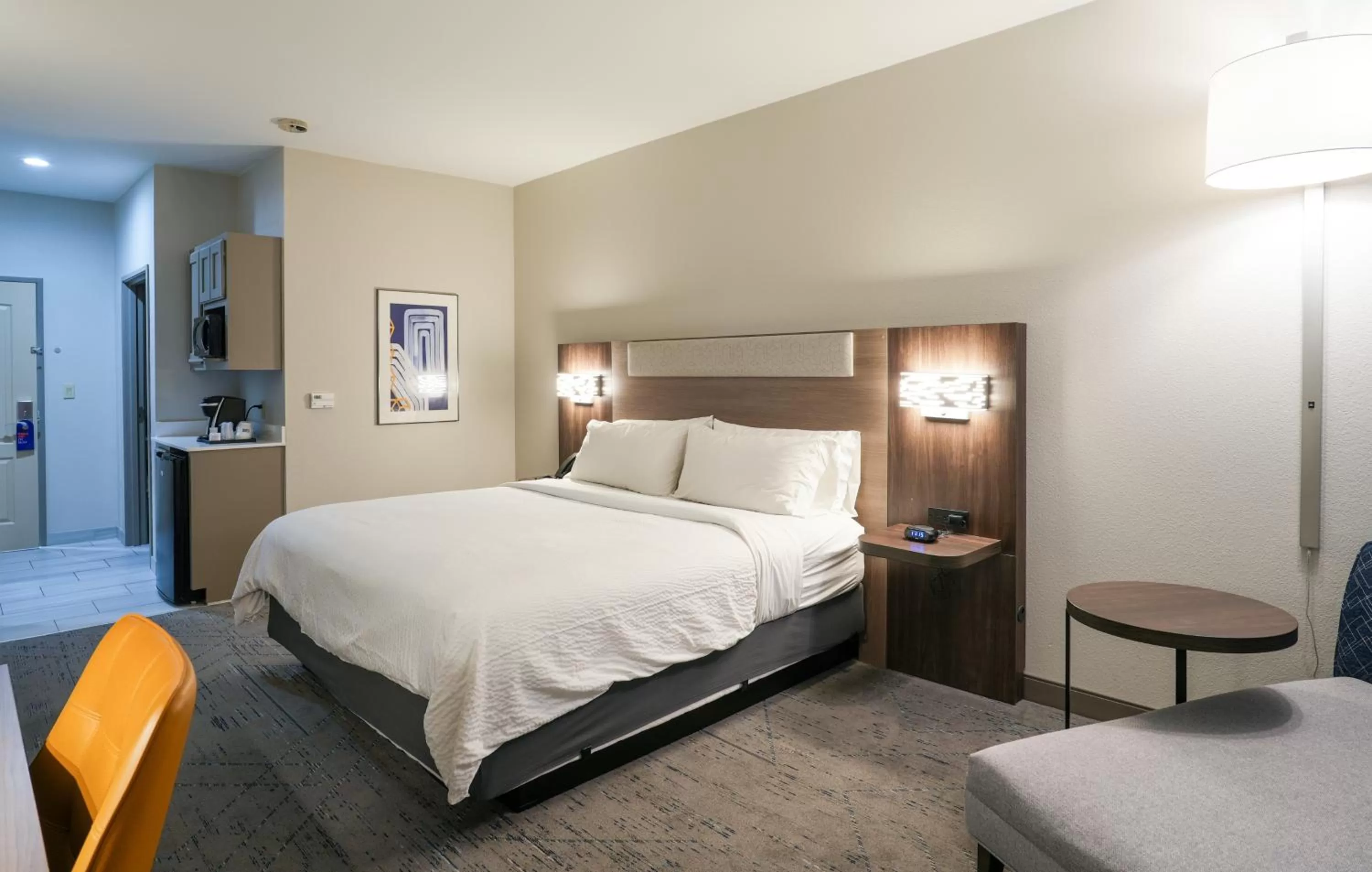 Standard King Room with Roll-in Shower - Mobility Accessible in Holiday Inn Express Hotel & Suites Cedar Hill by IHG