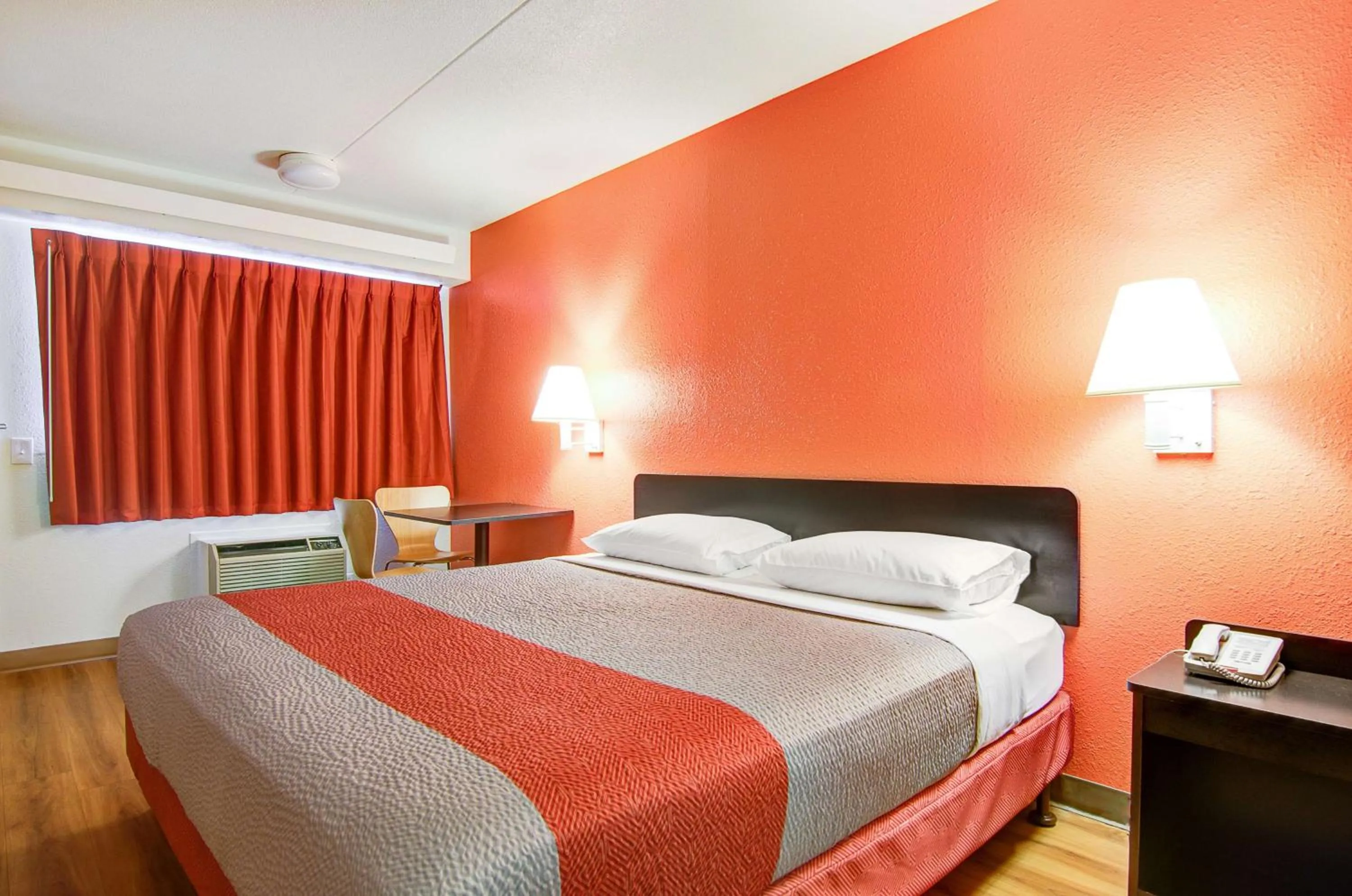 Deluxe Queen Room - single occupancy - Smoking in Motel 6-Springfield, MO - North