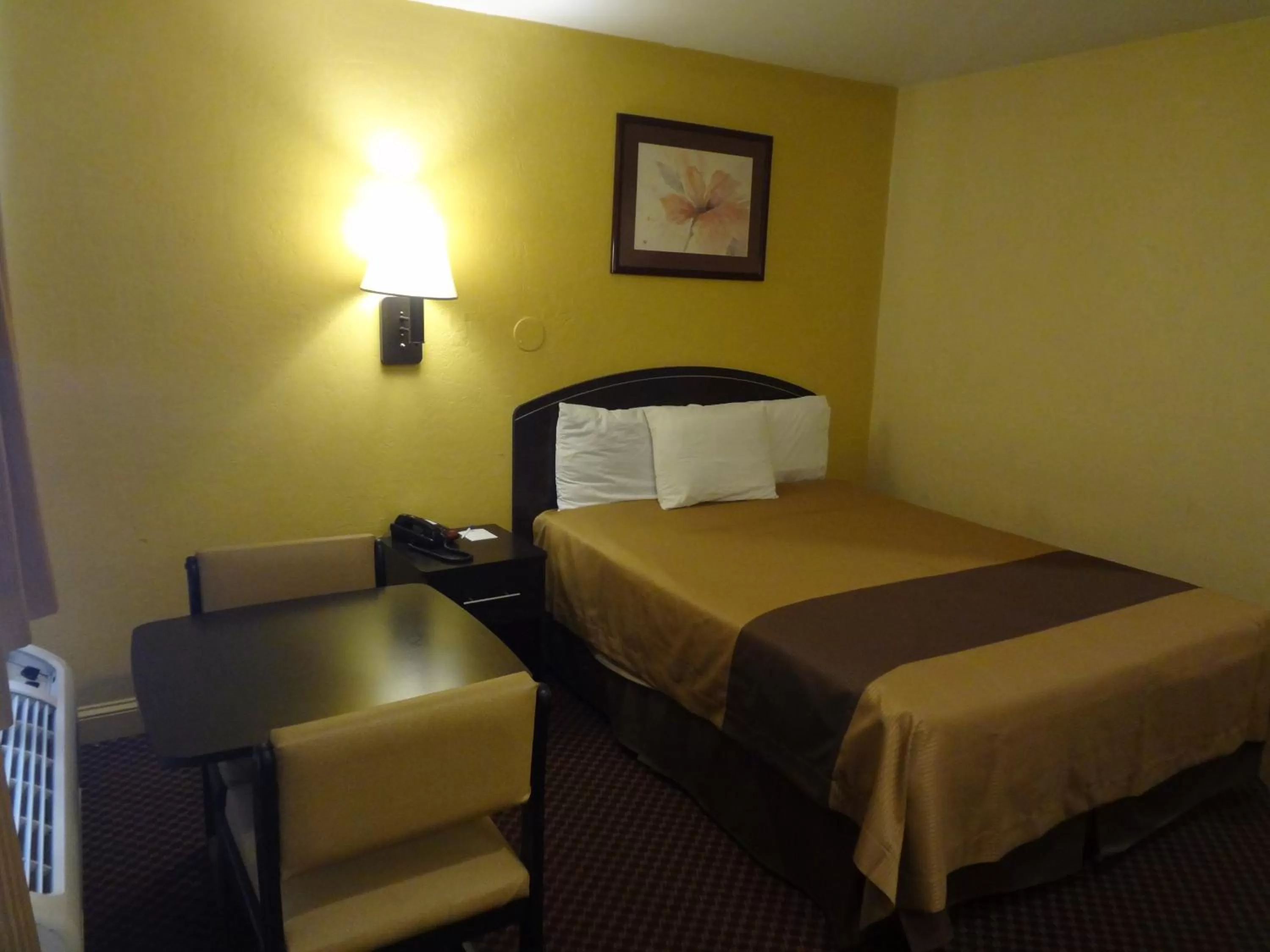 Queen Room - Non-Smoking in Americas Best Value Inn - Goldsboro