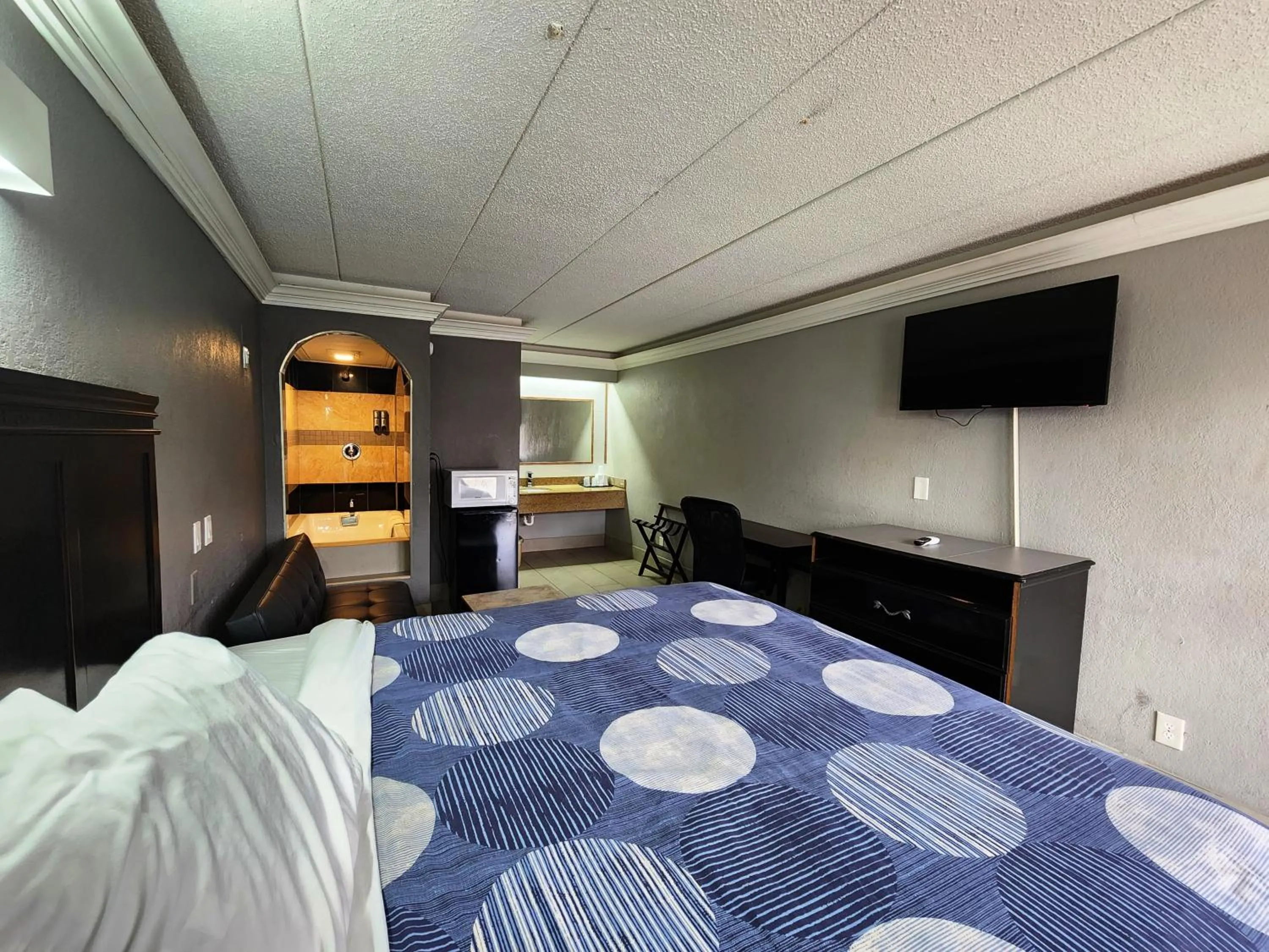 King Suite with Spa Bath in Americas Best Value Inn and Suites Little Rock