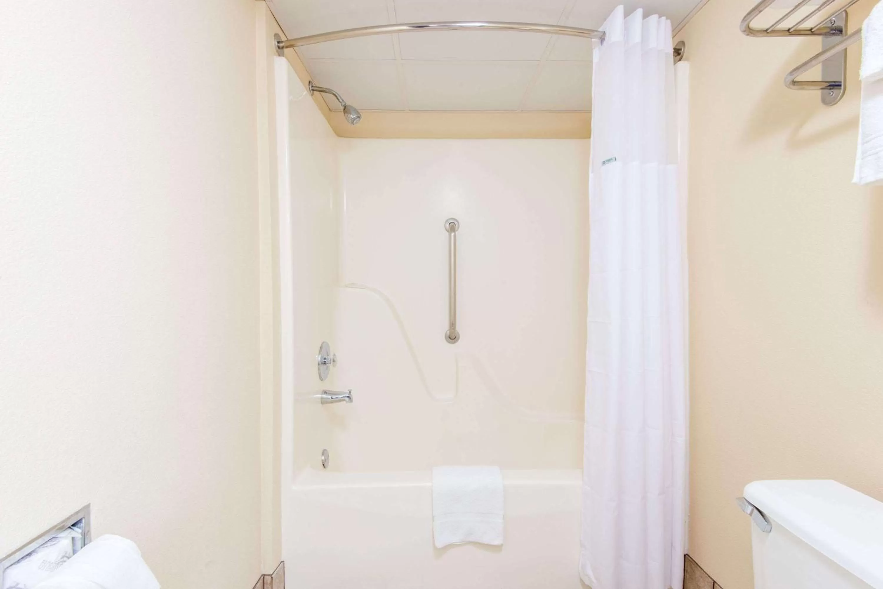Photo of the whole room in Days Inn by Wyndham Altus