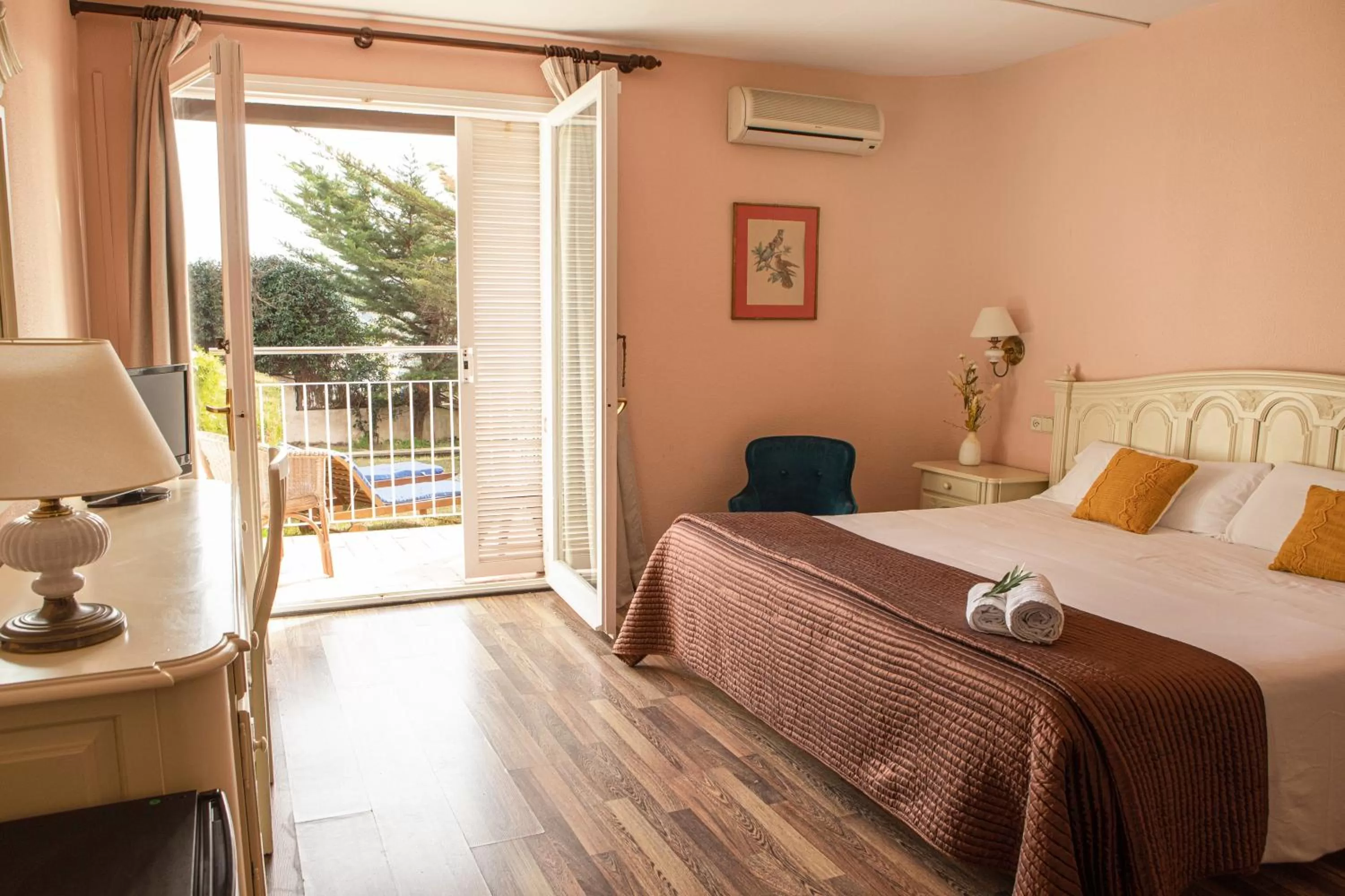 Double or Twin Room in Hotel Roger de Flor by Seleqtta