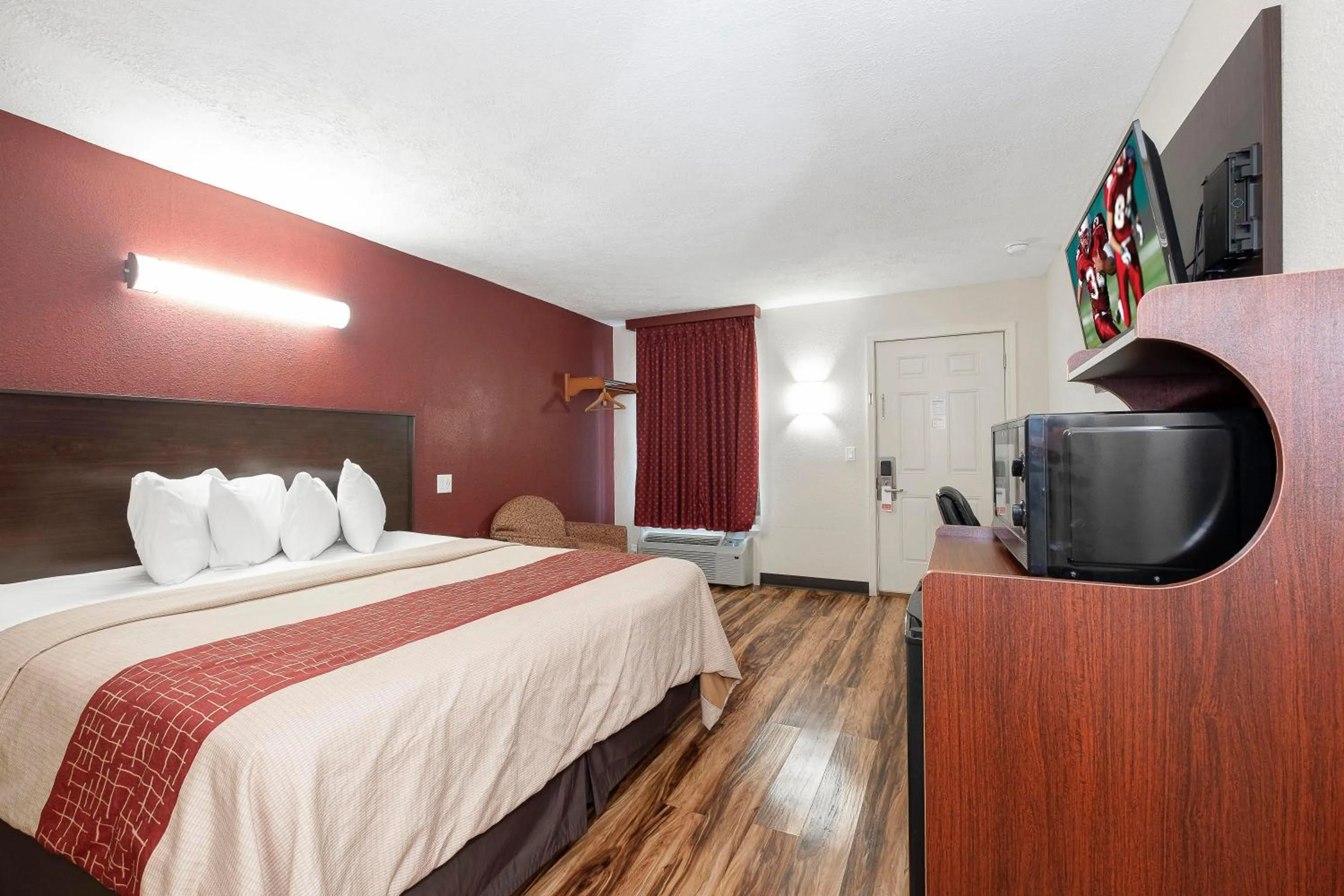  Deluxe King Room Disability Access Non-Smoking in Red Roof Inn Starkville - University