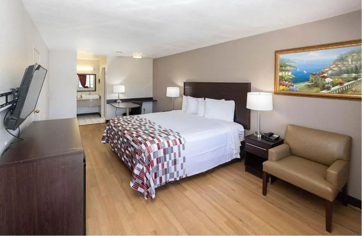 Superior King Room Smoke Free in Red Roof Inn Lompoc