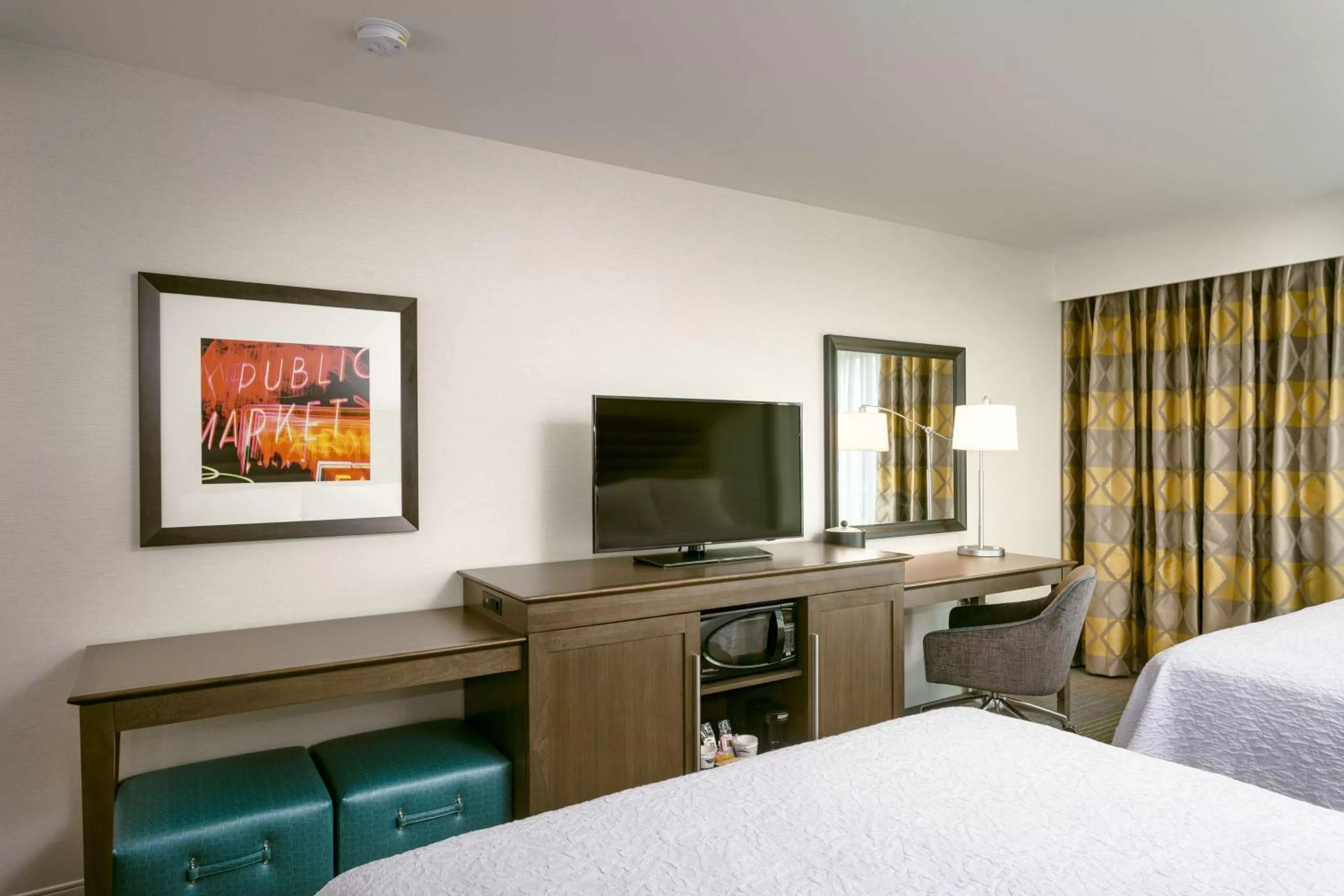 Queen Room with Two Queen Beds - Hearing Access/Non-Smoking in Hampton Inn & Suites by Hilton Seattle/Northgate