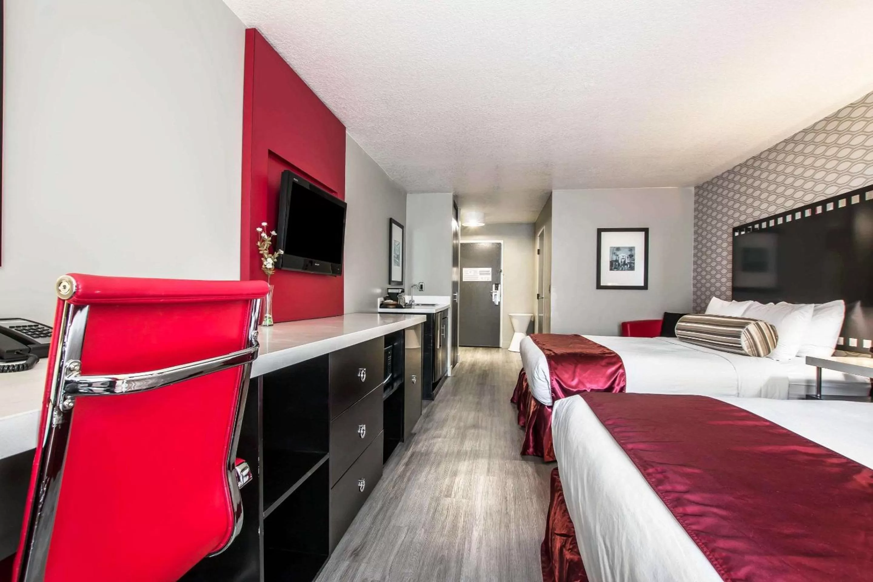 Family Suite, 1 King Bed and 2 Queen Beds, 2 Bathrooms, Non Smoking in Tilt Hotel Universal/Hollywood, Ascend Hotel Collection