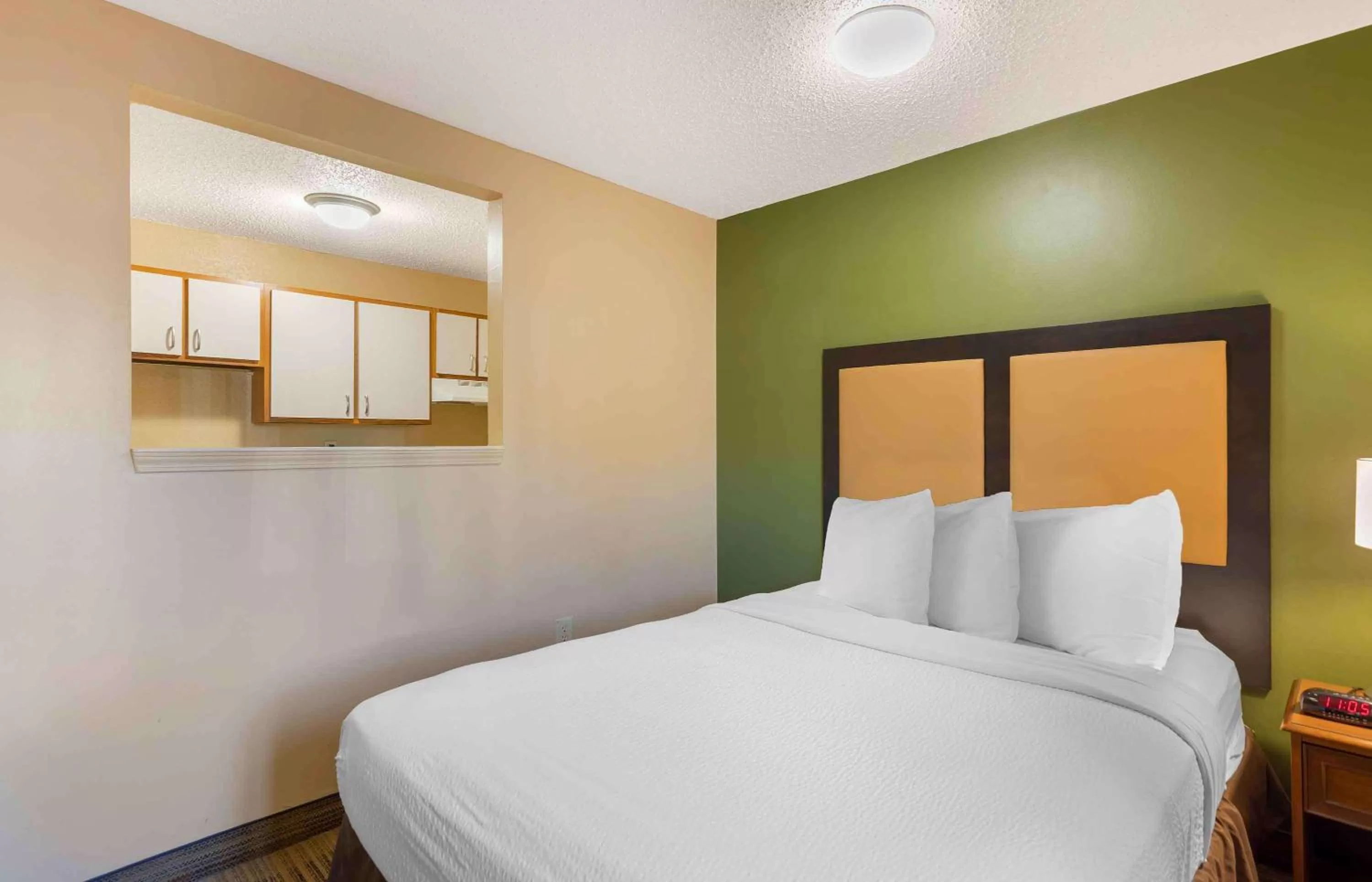 Deluxe Studio with 1 Queen Bed - Non-Smoking in Extended Stay America Suites - Cleveland - Great Northern Mall