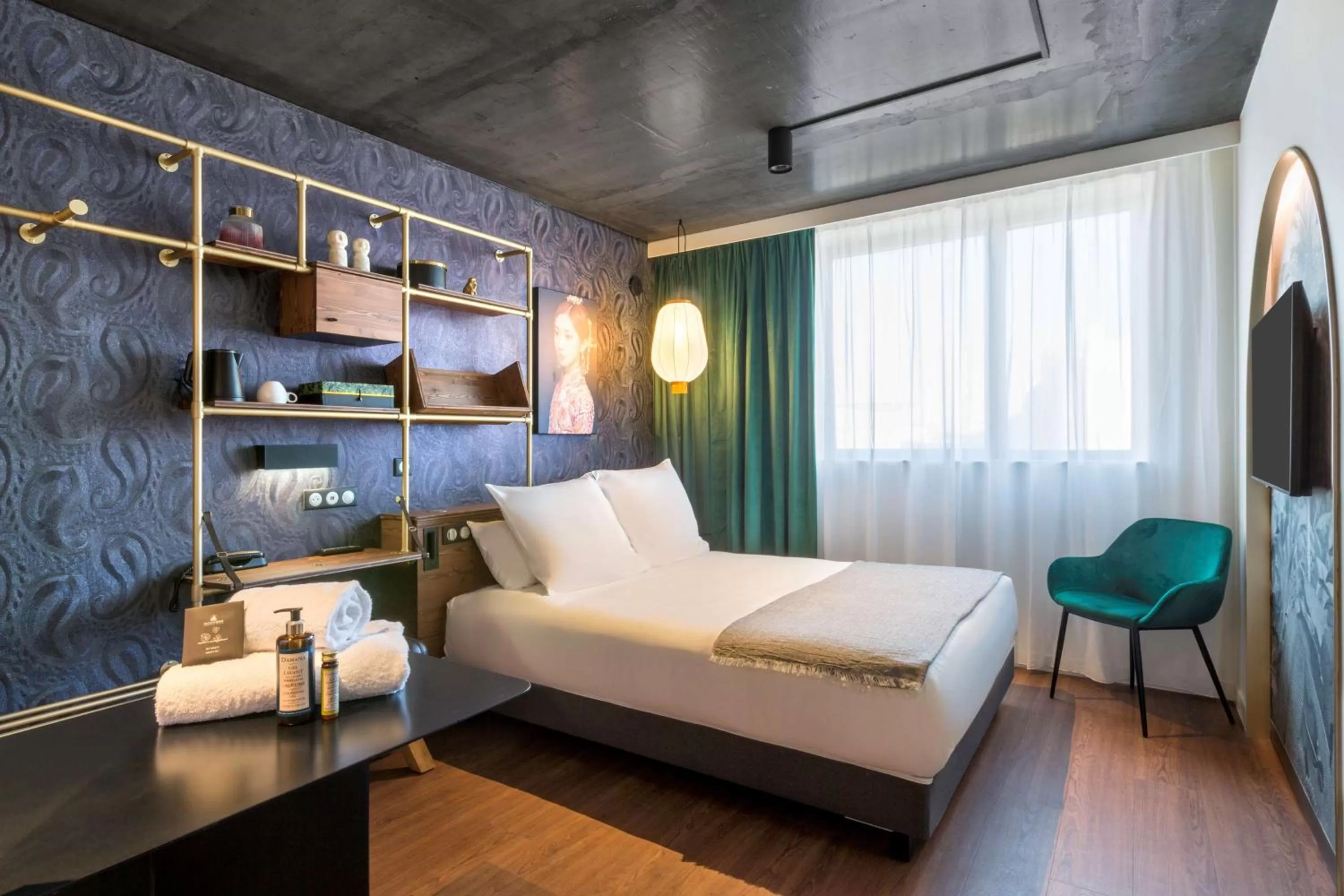 Standard Queen Room in Aiden by Best Western Lorient Centre