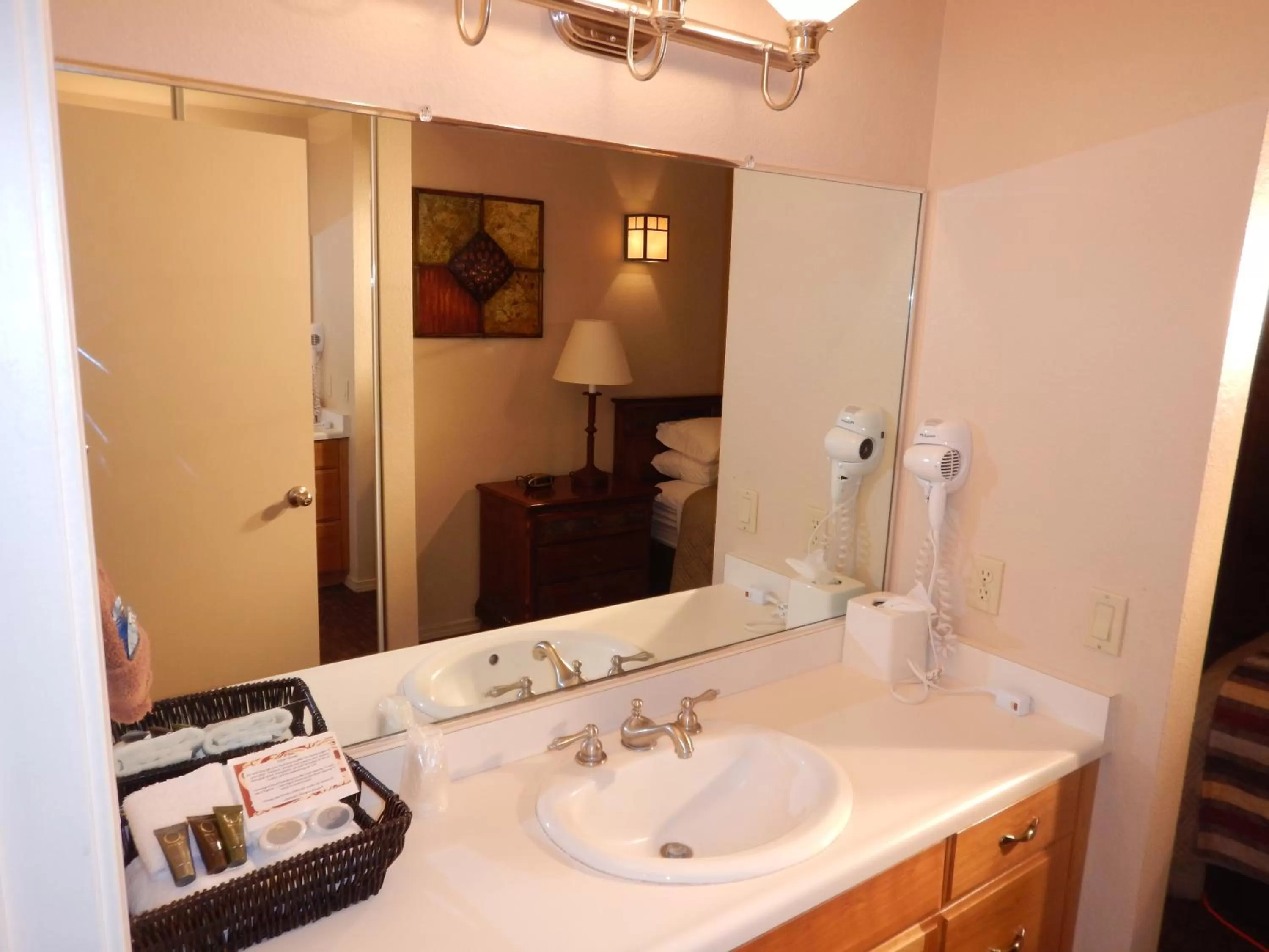 Deluxe Two-Bedroom Chalet with Lake View in Mount Shasta Resort