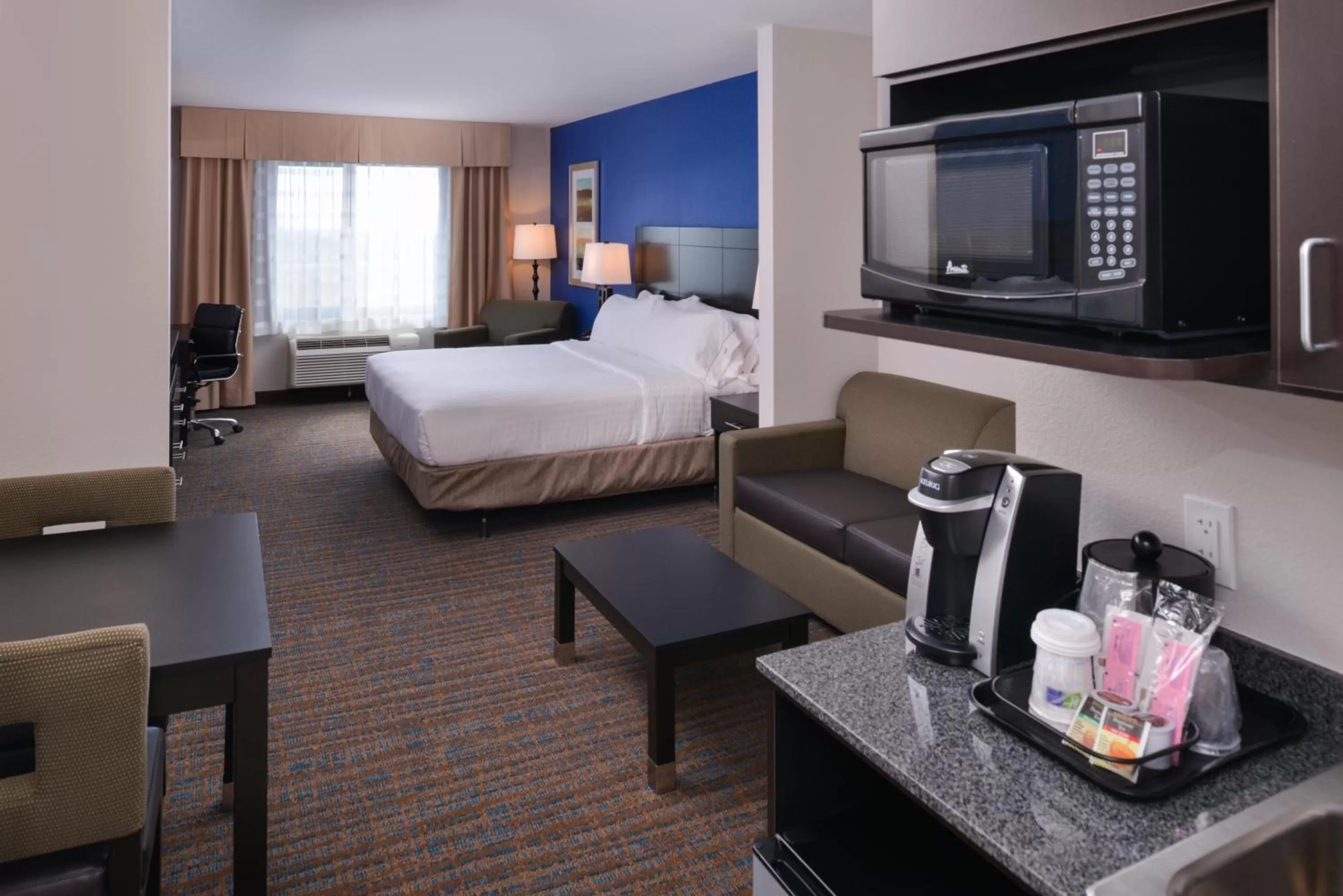 King Suite with Sofa Bed in Holiday Inn Express & Suites Bakersfield Airport by IHG