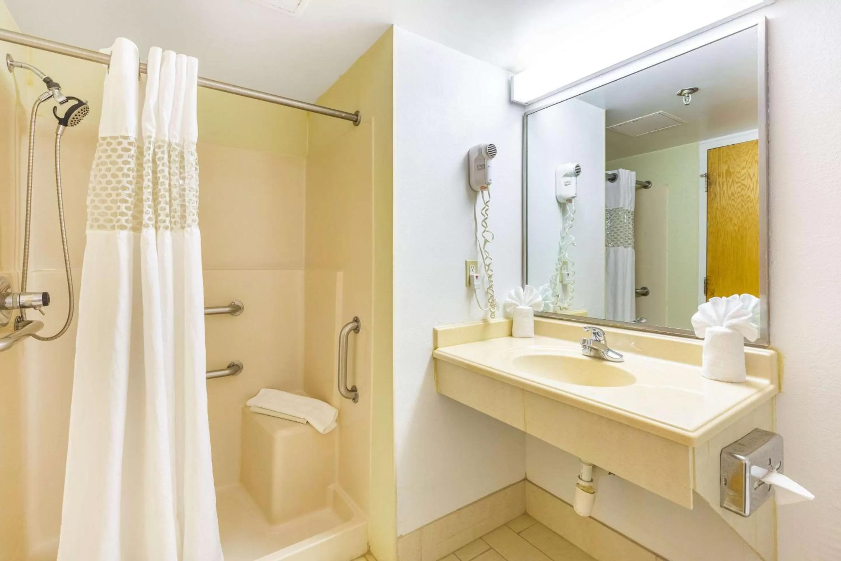 Senior King Room - Accessible/Non-Smoking in Seaview Hotel